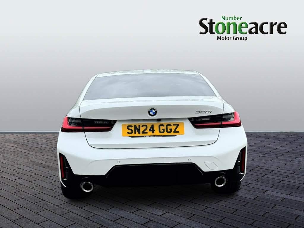 BMW 3 Series Image 4