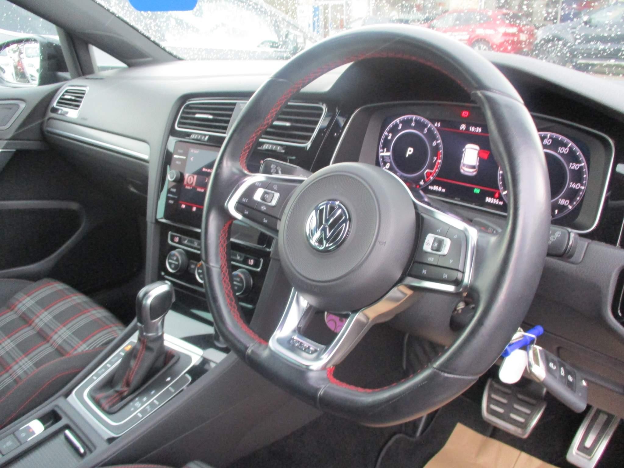 Volkswagen Golf Image 20