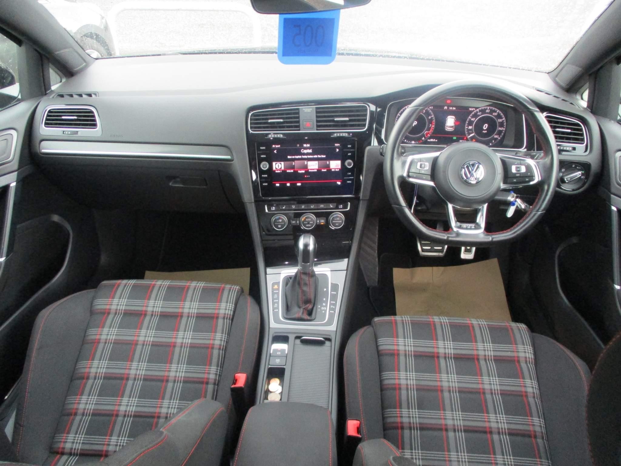 Volkswagen Golf Image 21