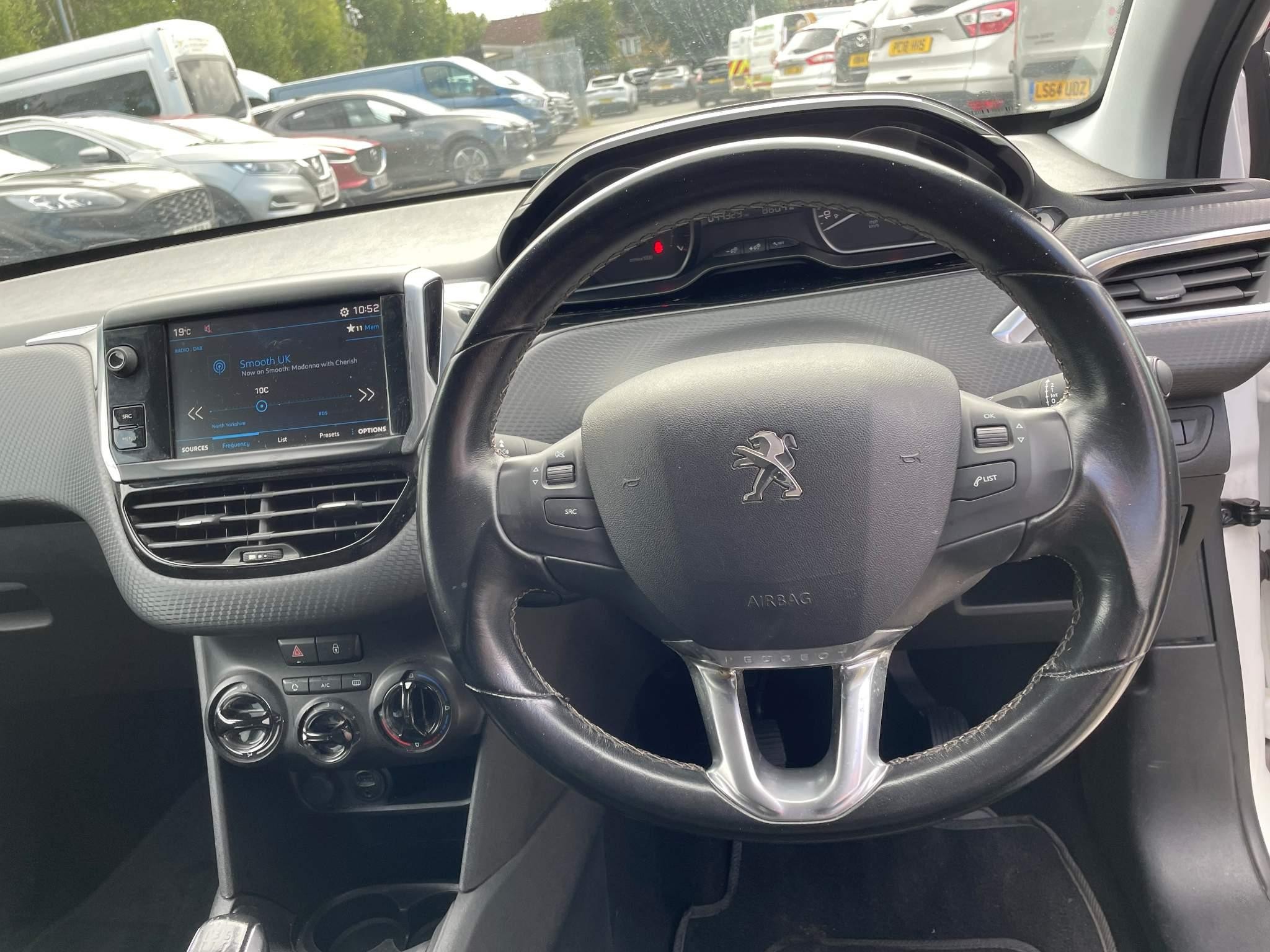 Peugeot 208 Image 17