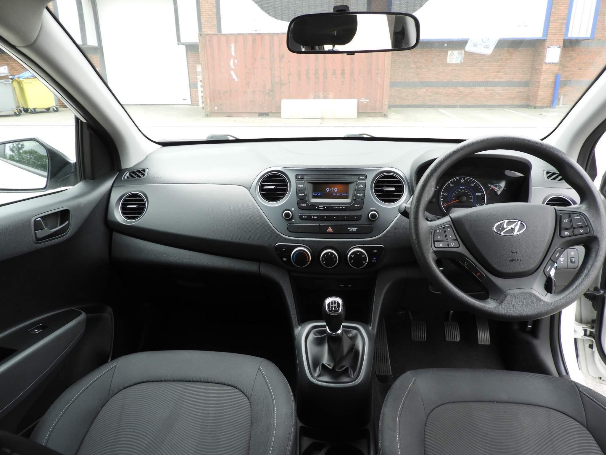 Hyundai i10 Image 12