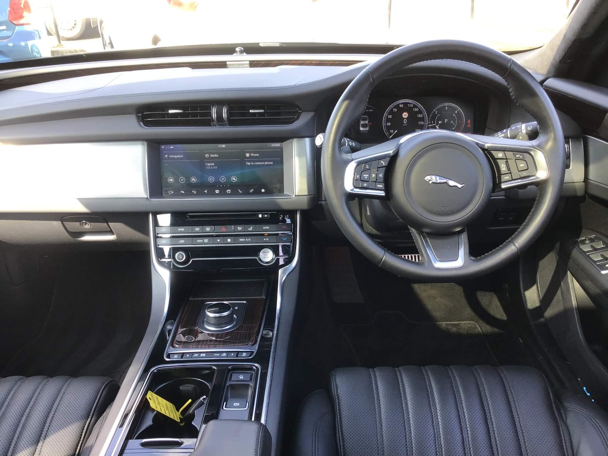 Jaguar XF Image 12