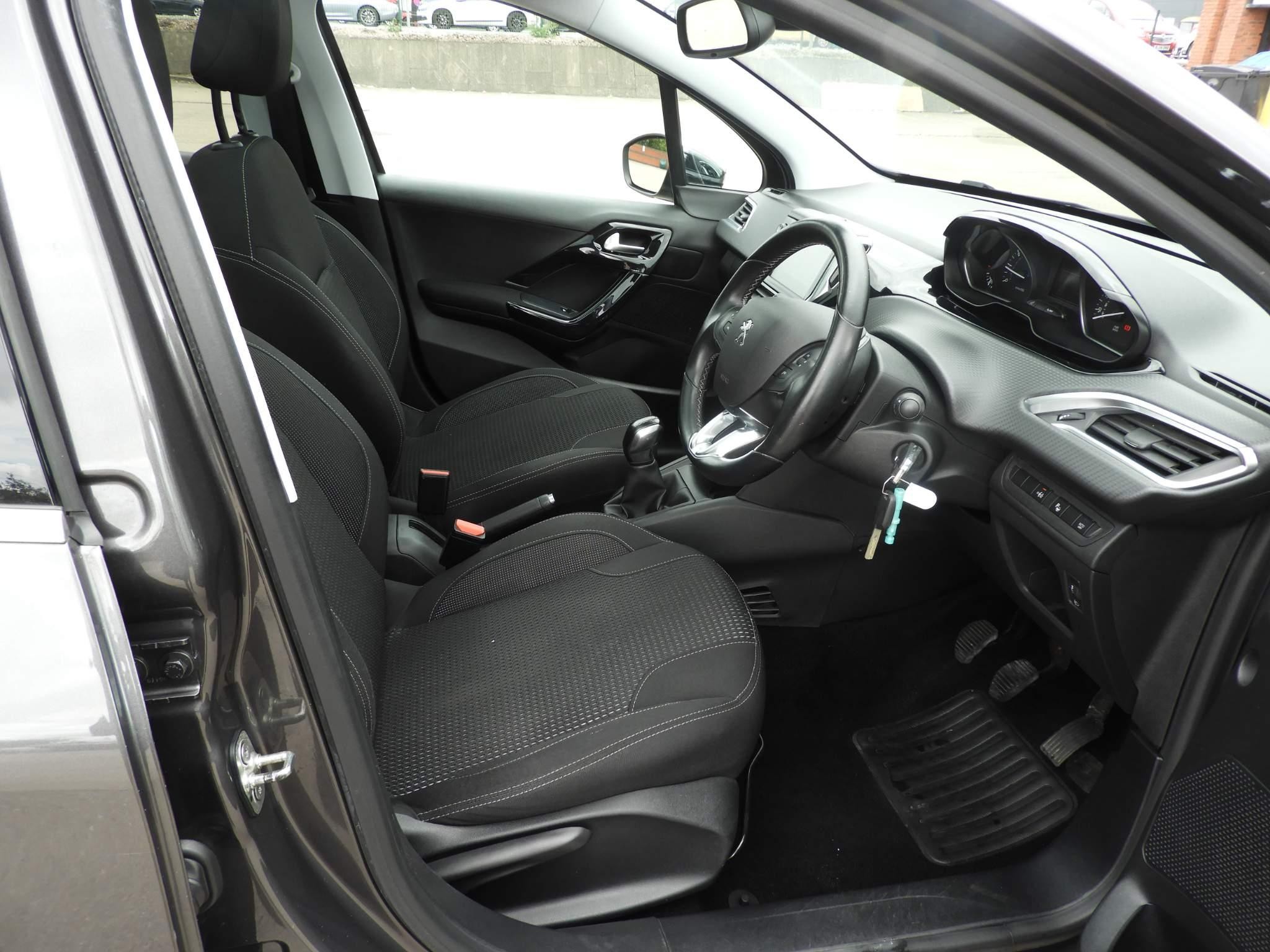 Peugeot 208 Image 11