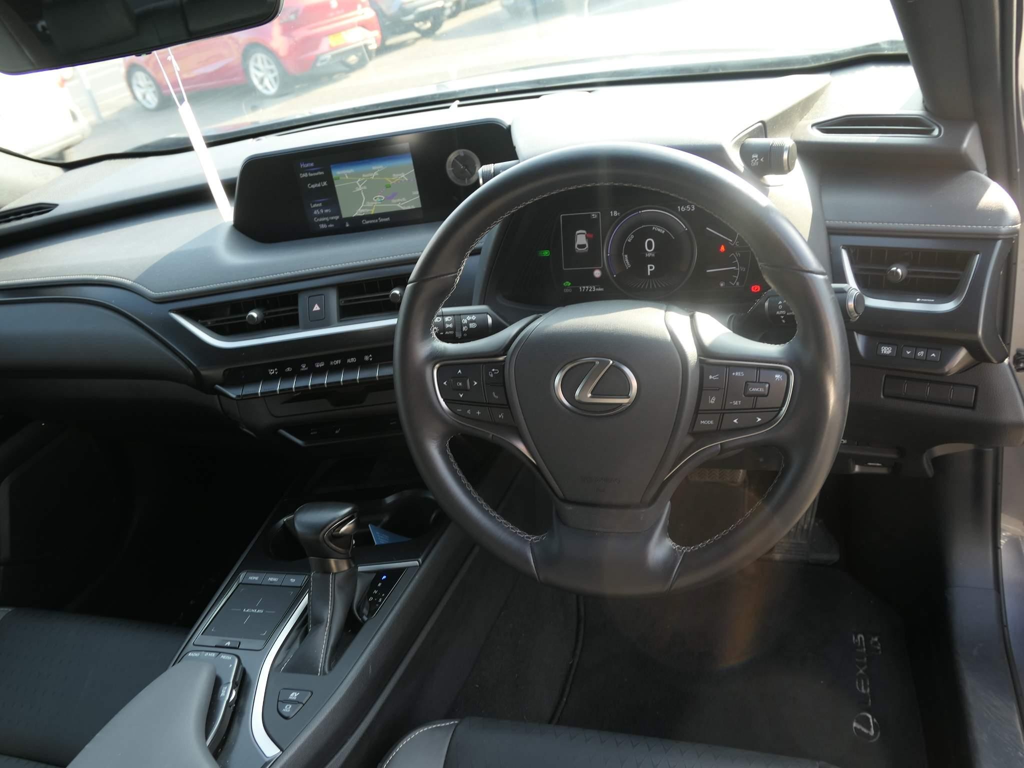 Lexus UX 250h Image 11