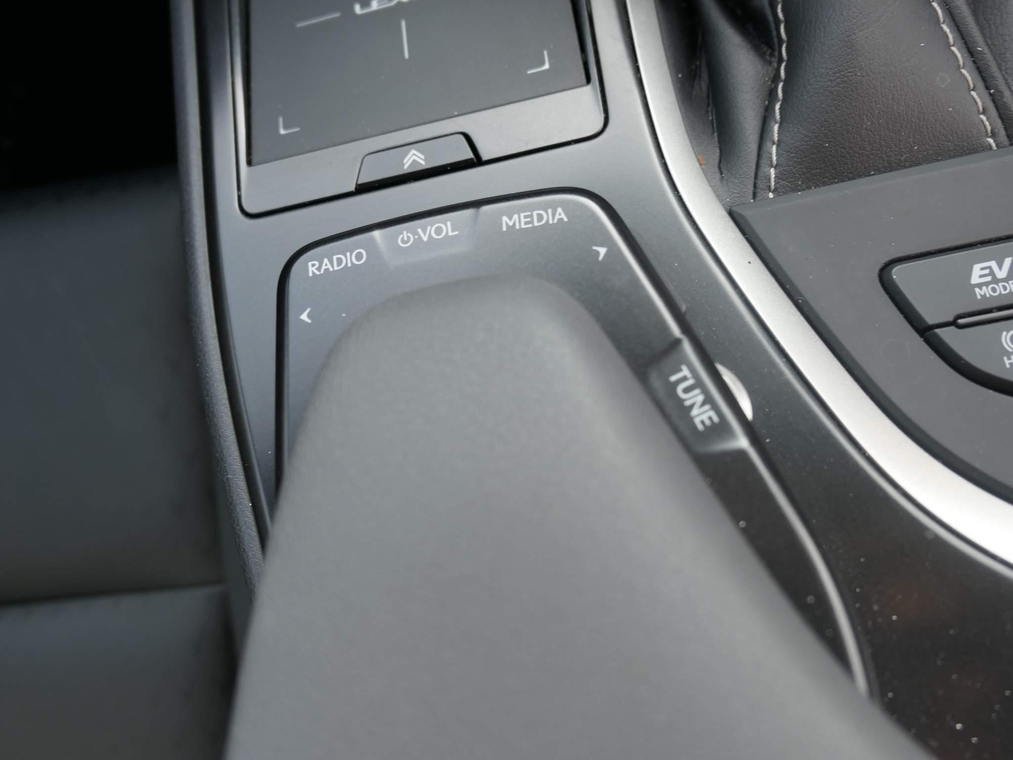 Lexus UX 250h Image 24