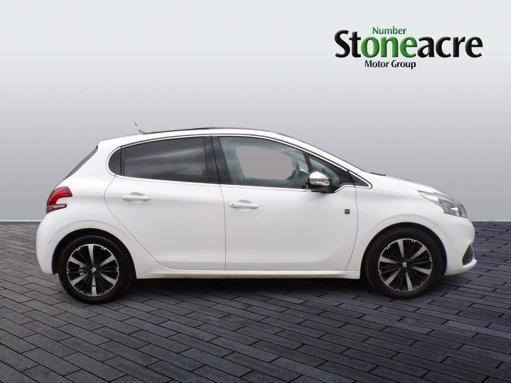 Peugeot 208 Image 2