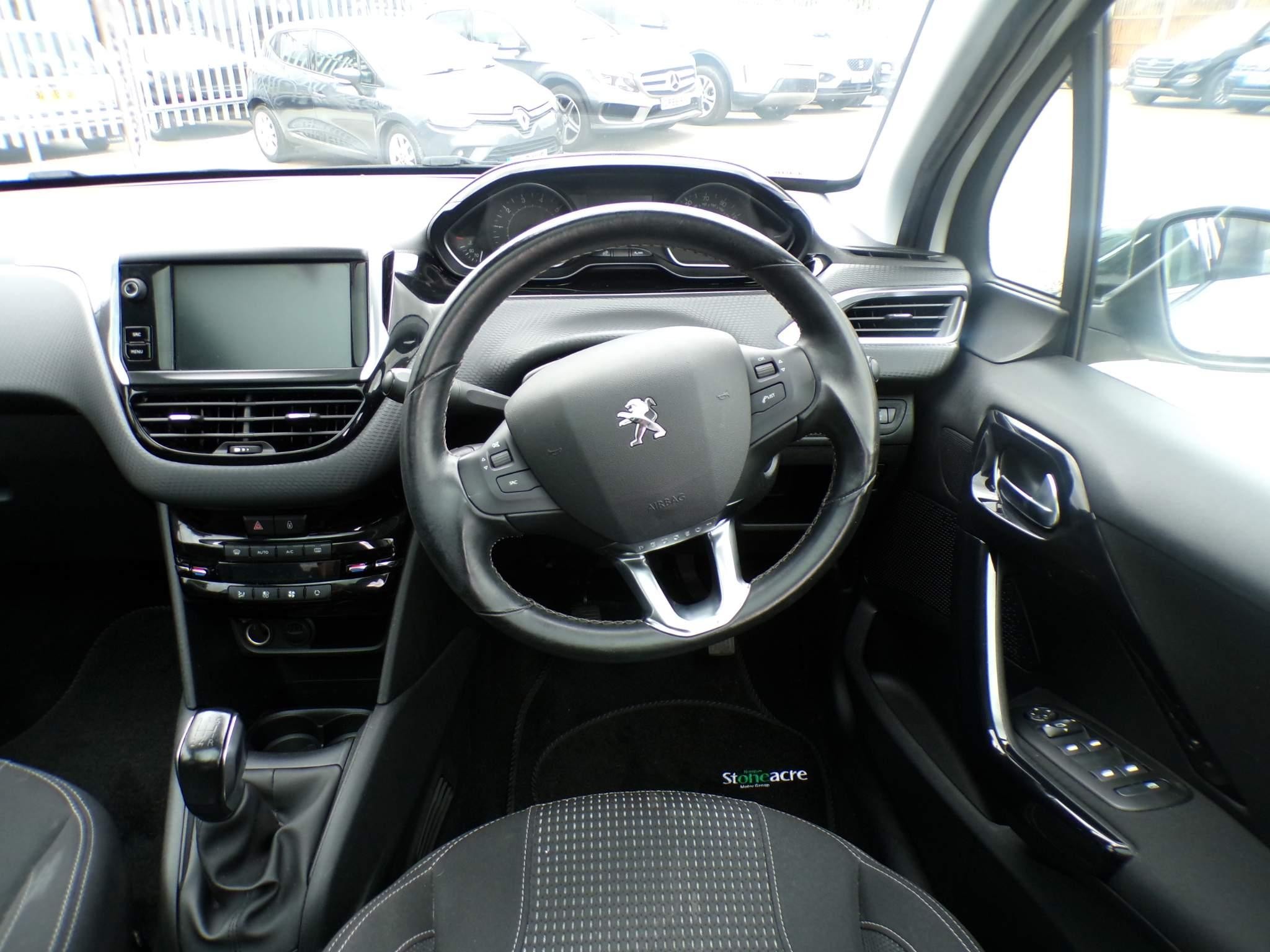 Peugeot 208 Image 16