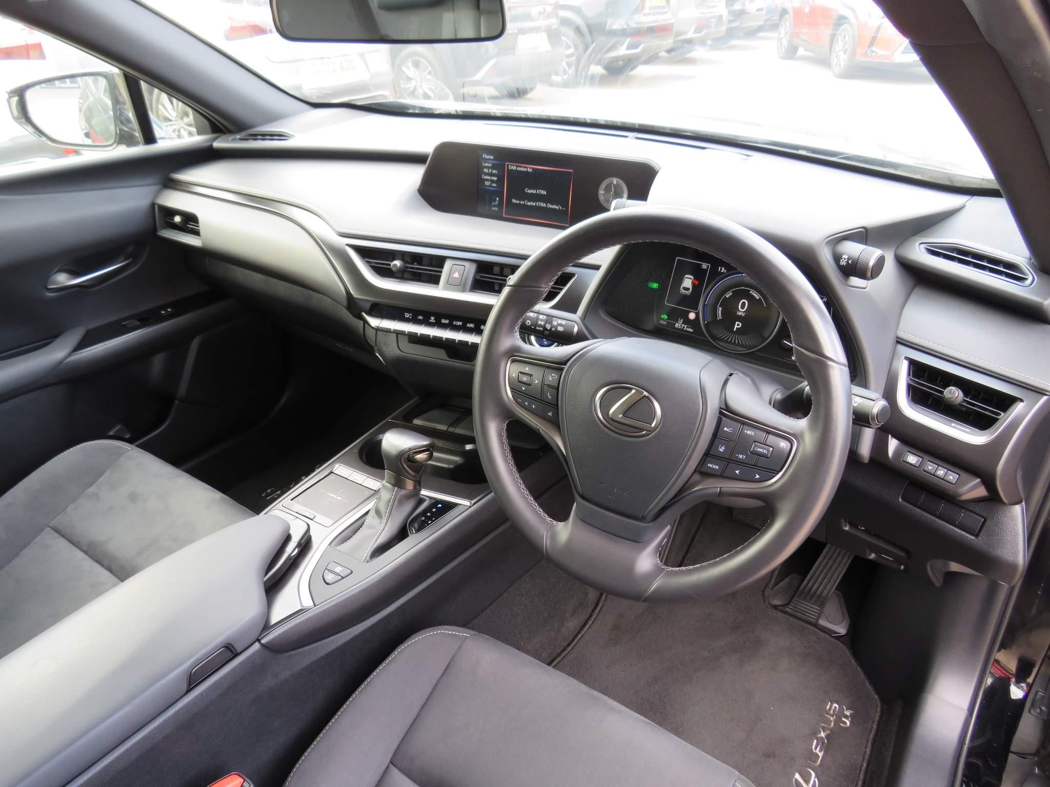 Lexus UX 250h Image 13