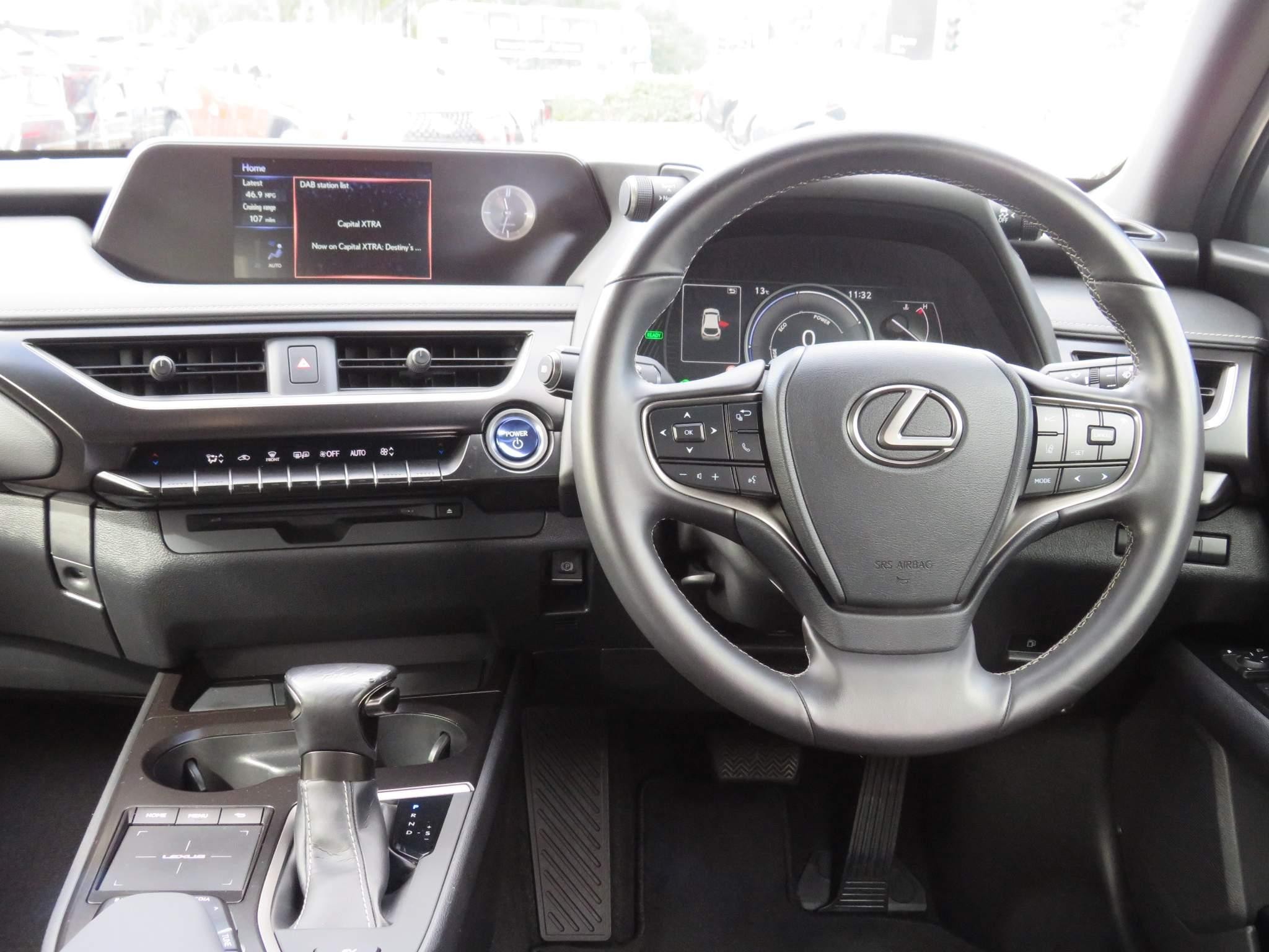 Lexus UX 250h Image 14