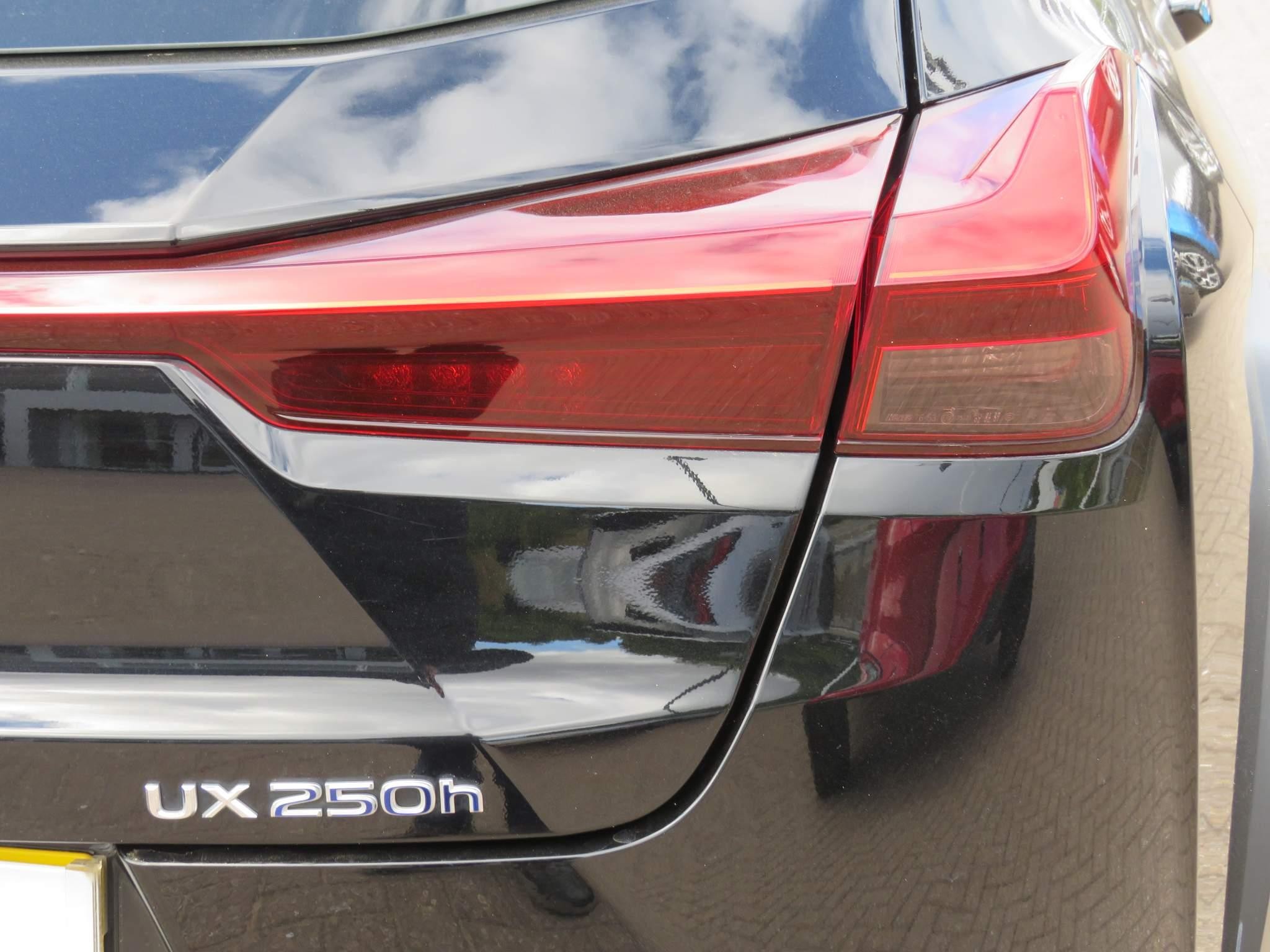 Lexus UX Self-Charging Hybrid Image 40