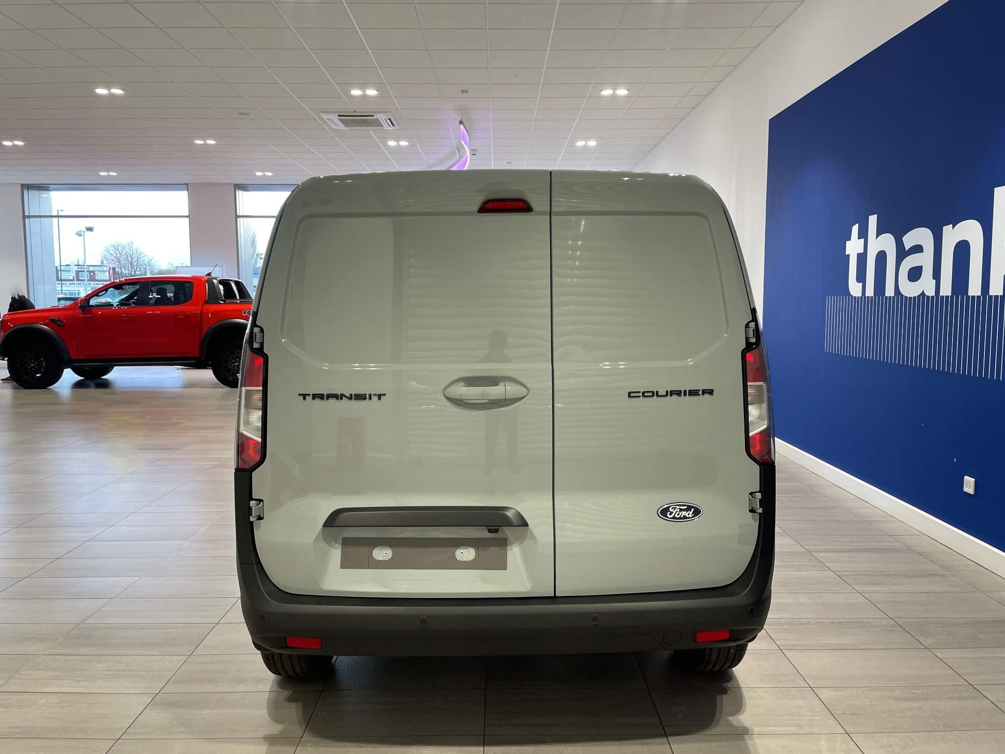 Ford Transit Courier Image 6