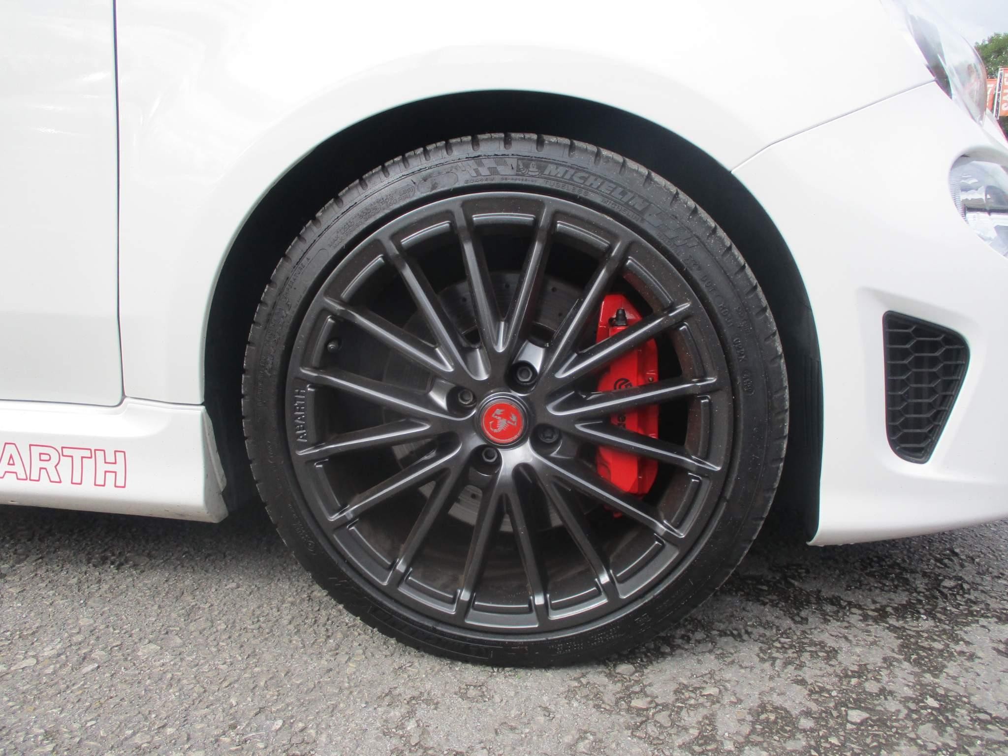 Abarth 695 Image 9