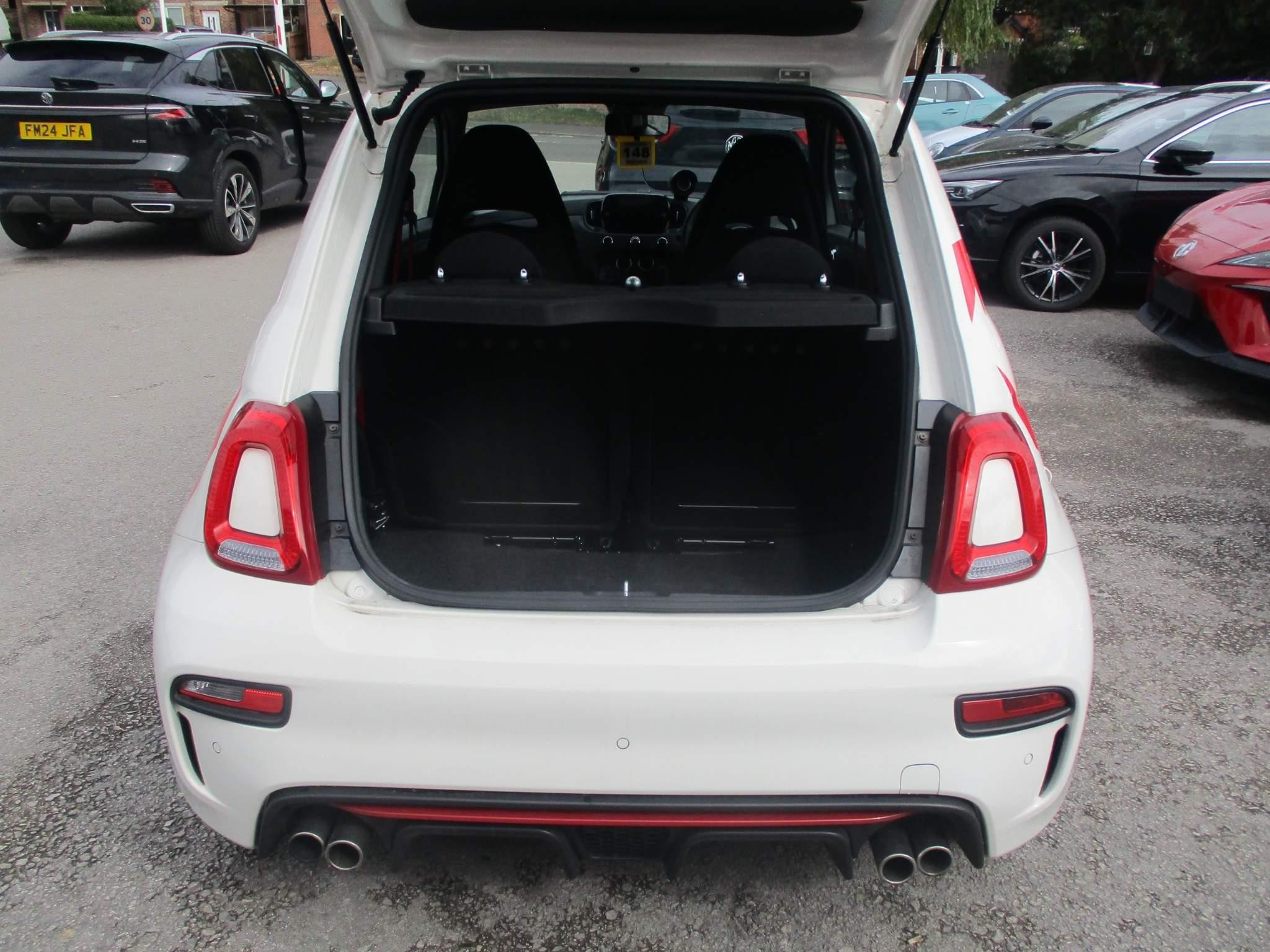 Abarth 695 Image 10