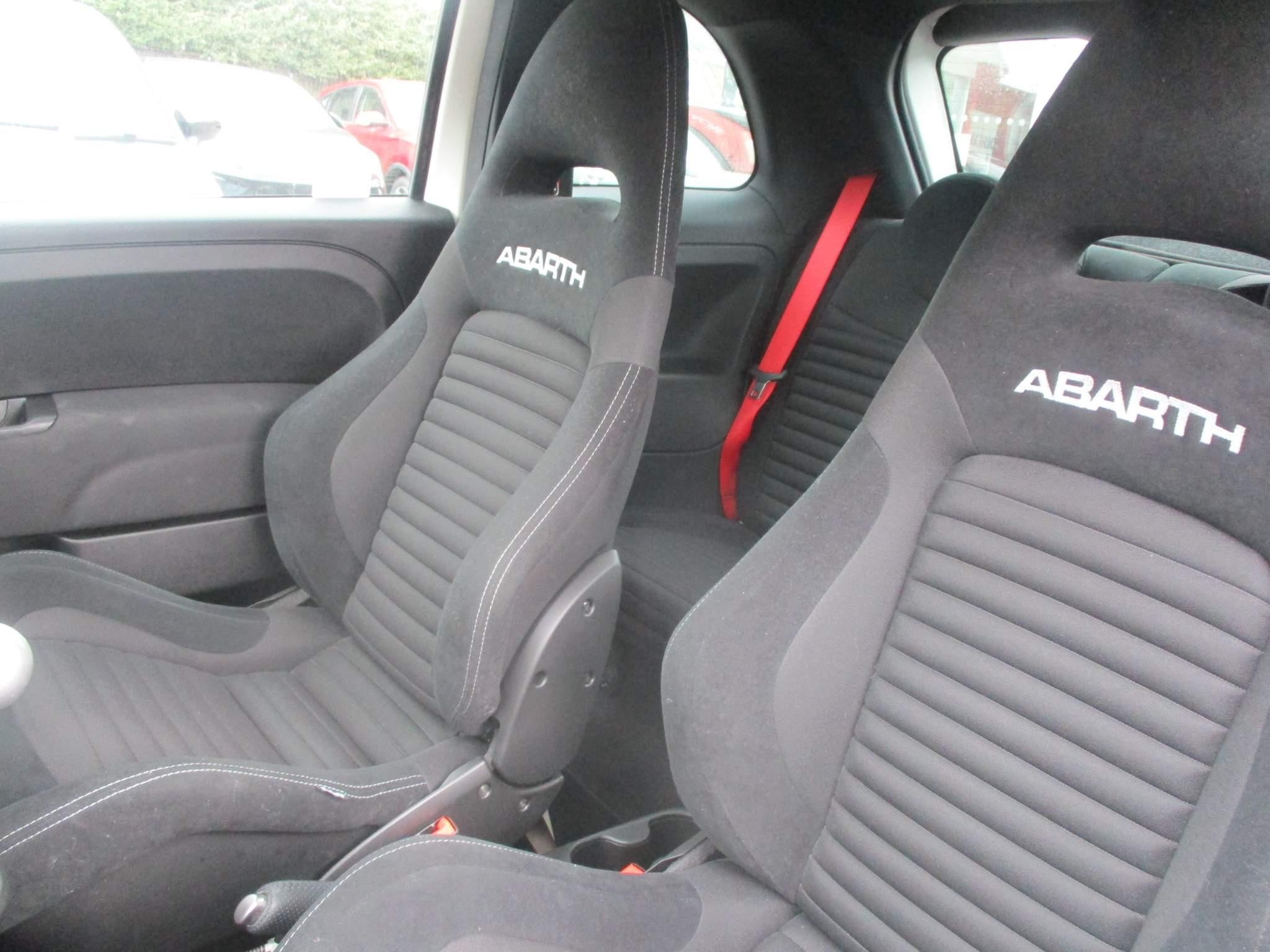 Abarth 695 Image 28