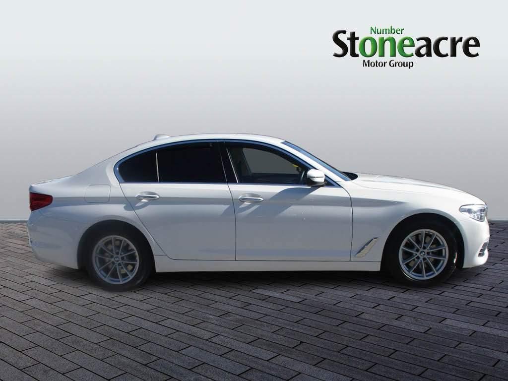 BMW 5 Series Image 2