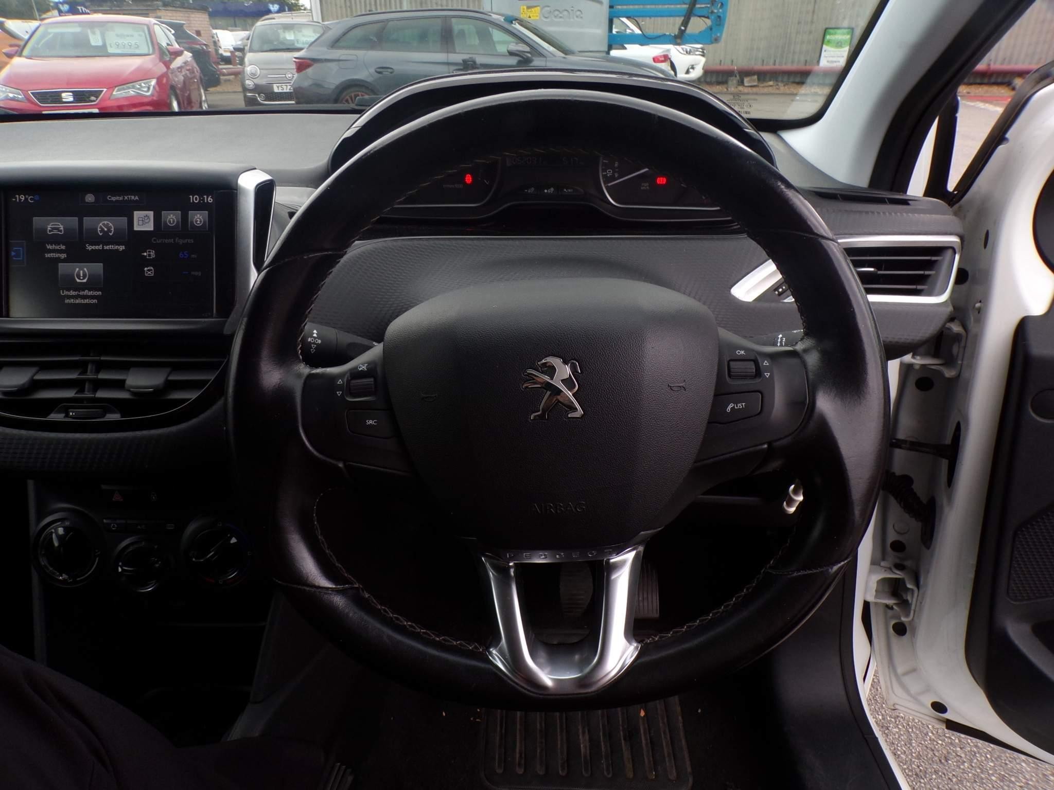 Peugeot 208 Image 12