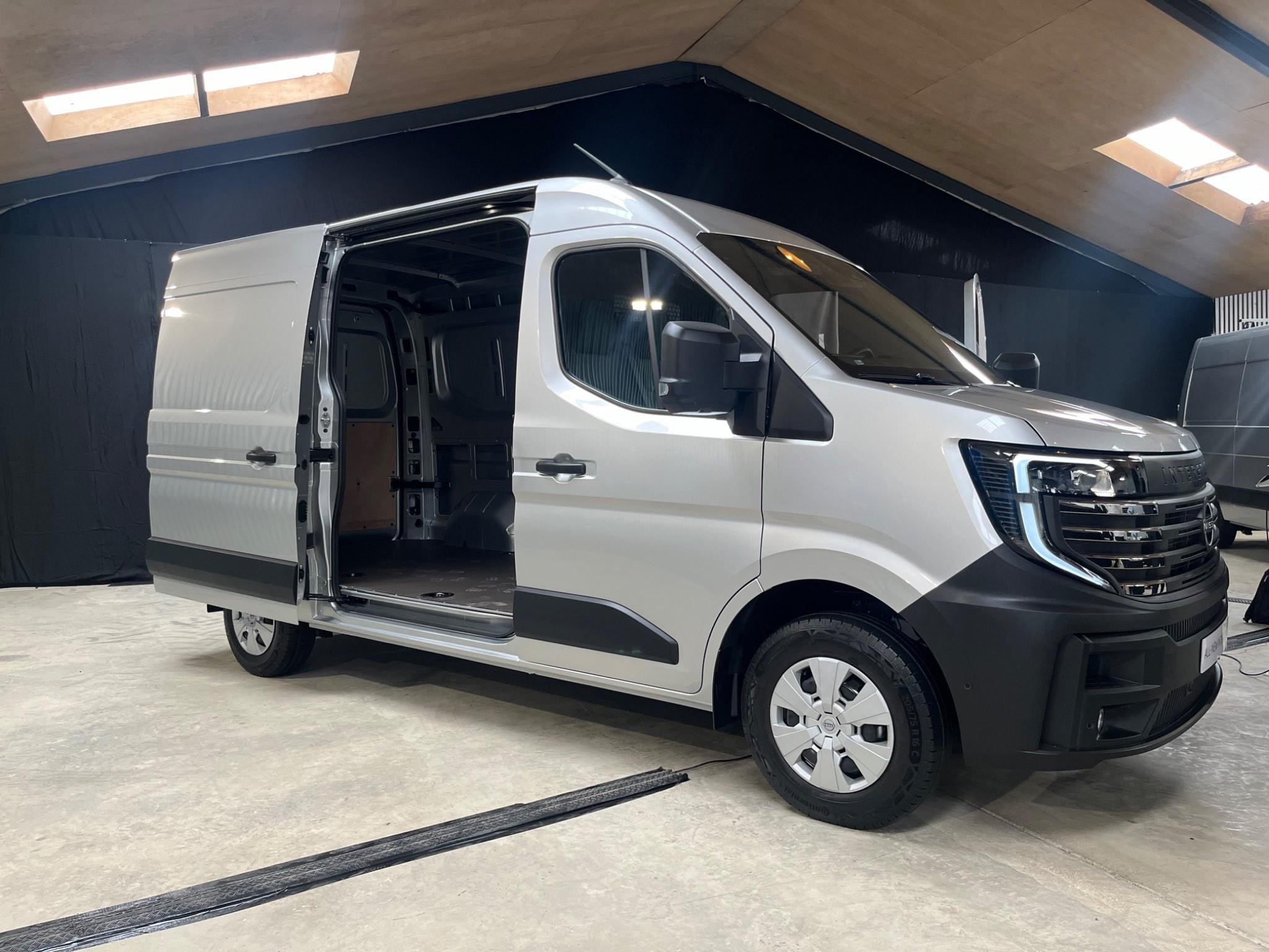 Nissan Interstar Image 15