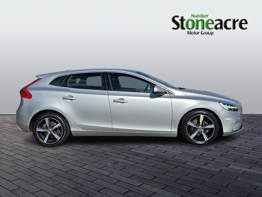 Volvo V40 Image 2