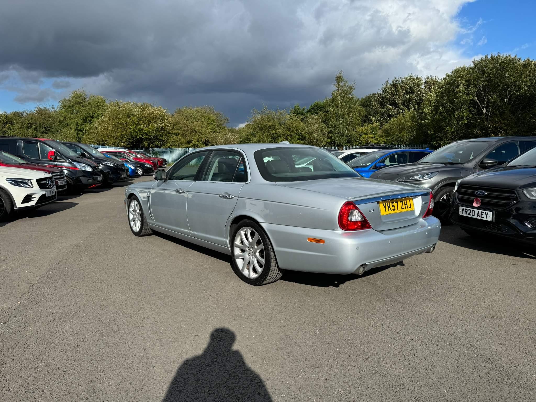 Jaguar XJ Image 39