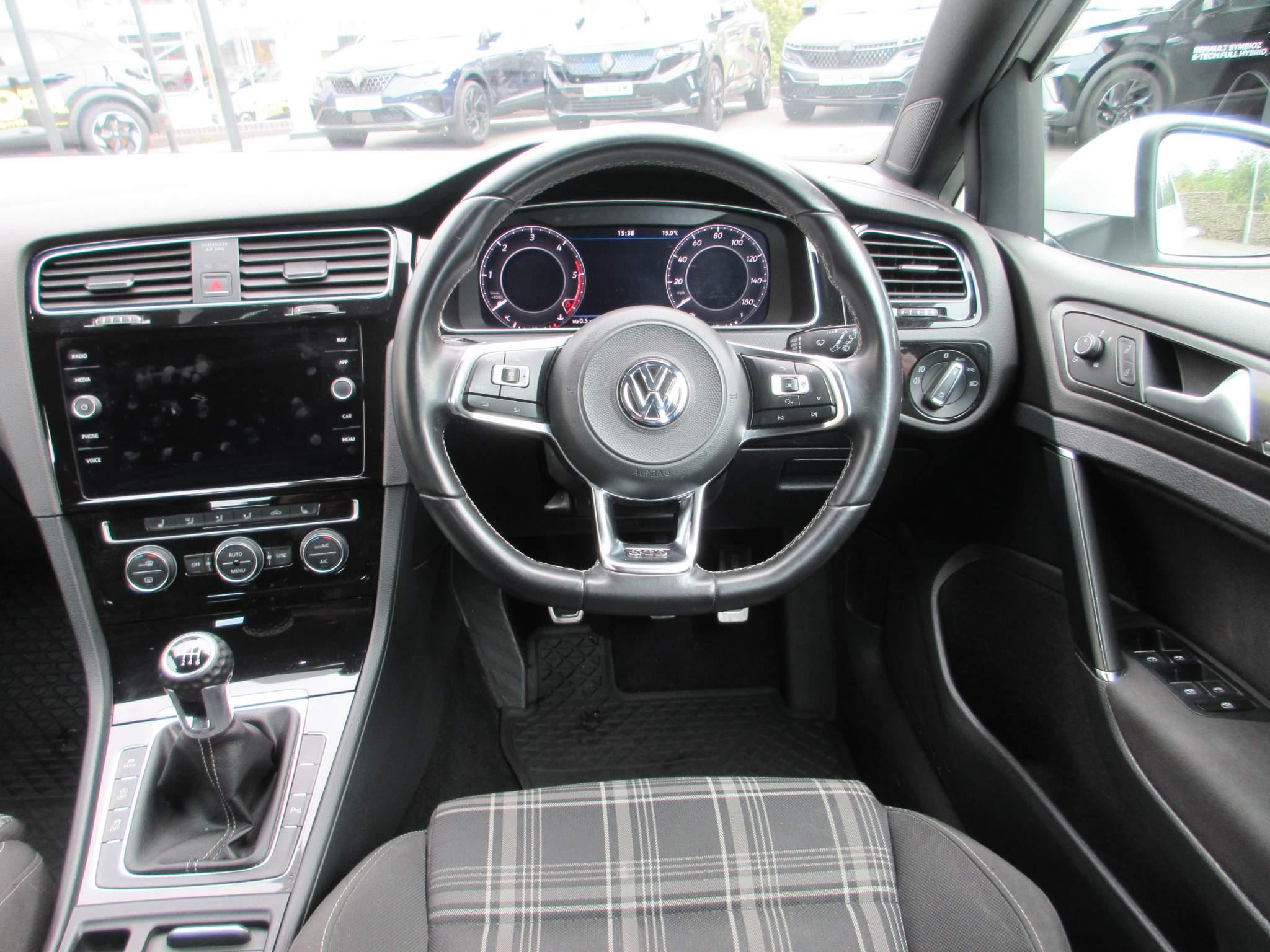 Volkswagen Golf Image 12