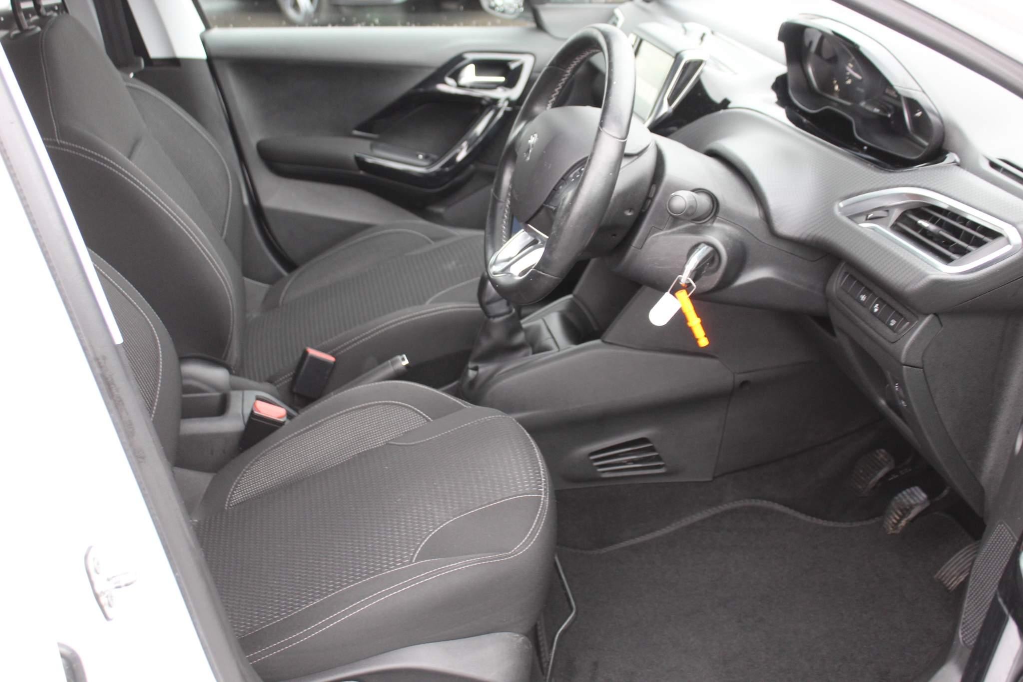 Peugeot 208 Image 12