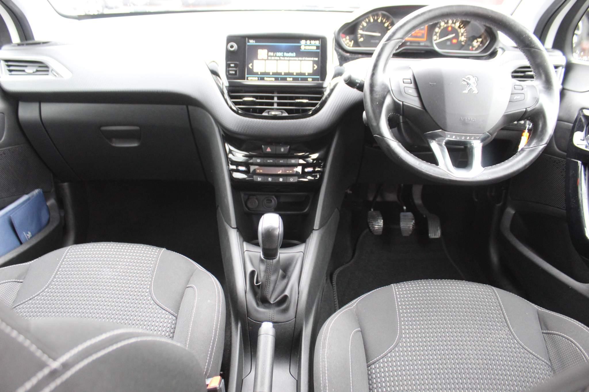 Peugeot 208 Image 13