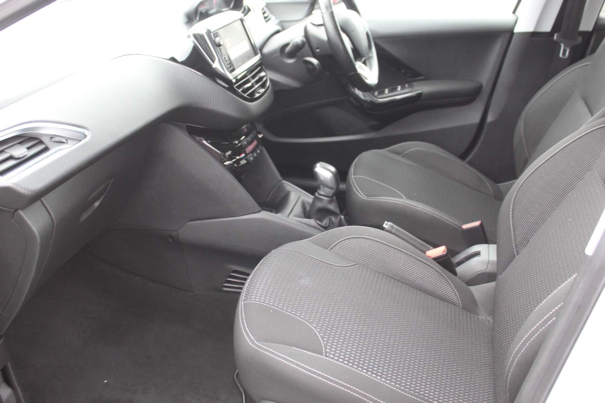 Peugeot 208 Image 14