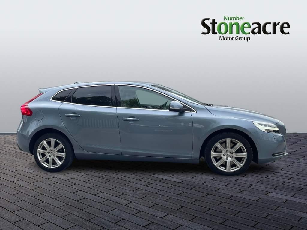 Volvo V40 Image 2