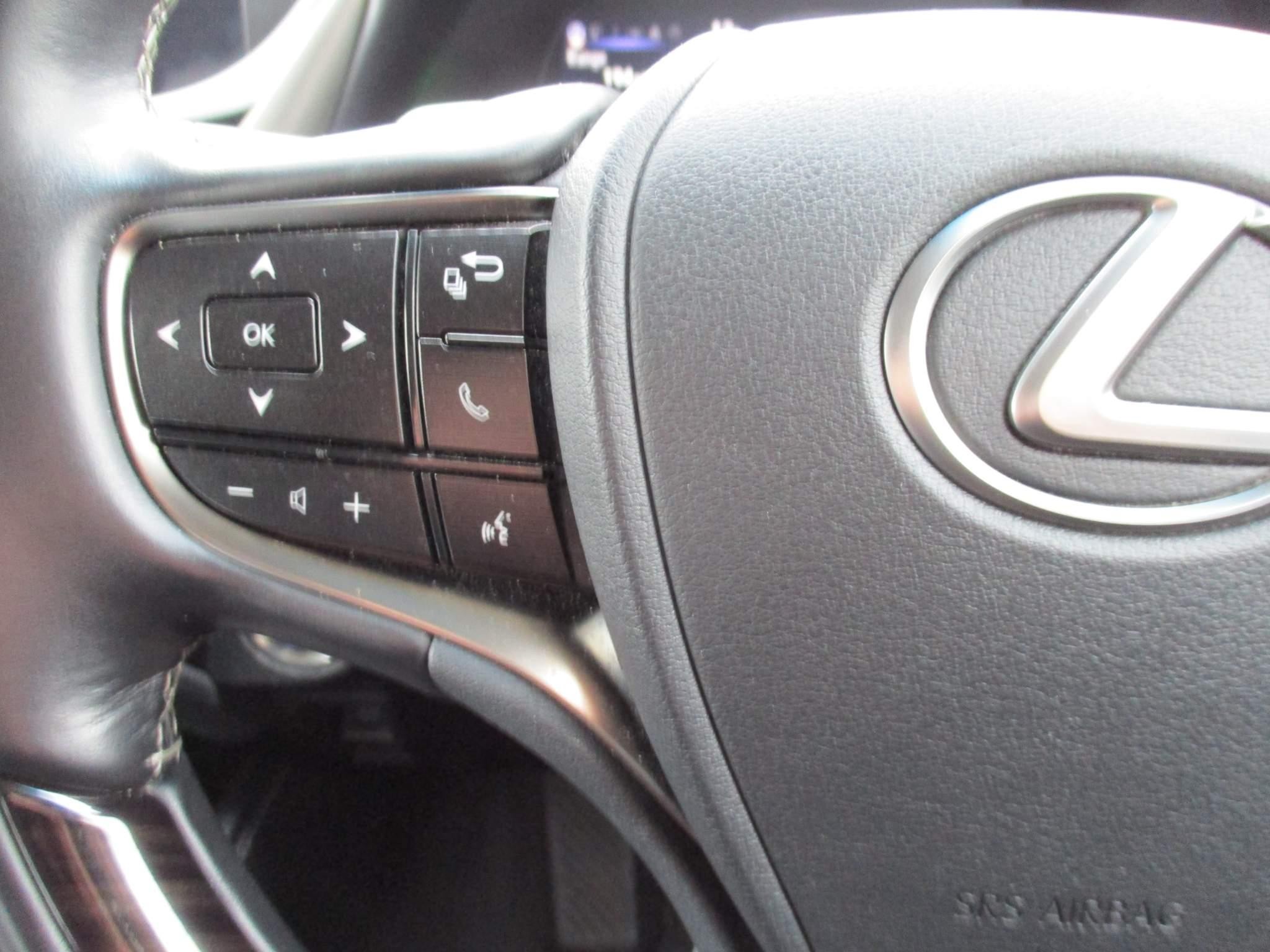 Lexus ES Self-Charging Hybrid Image 23