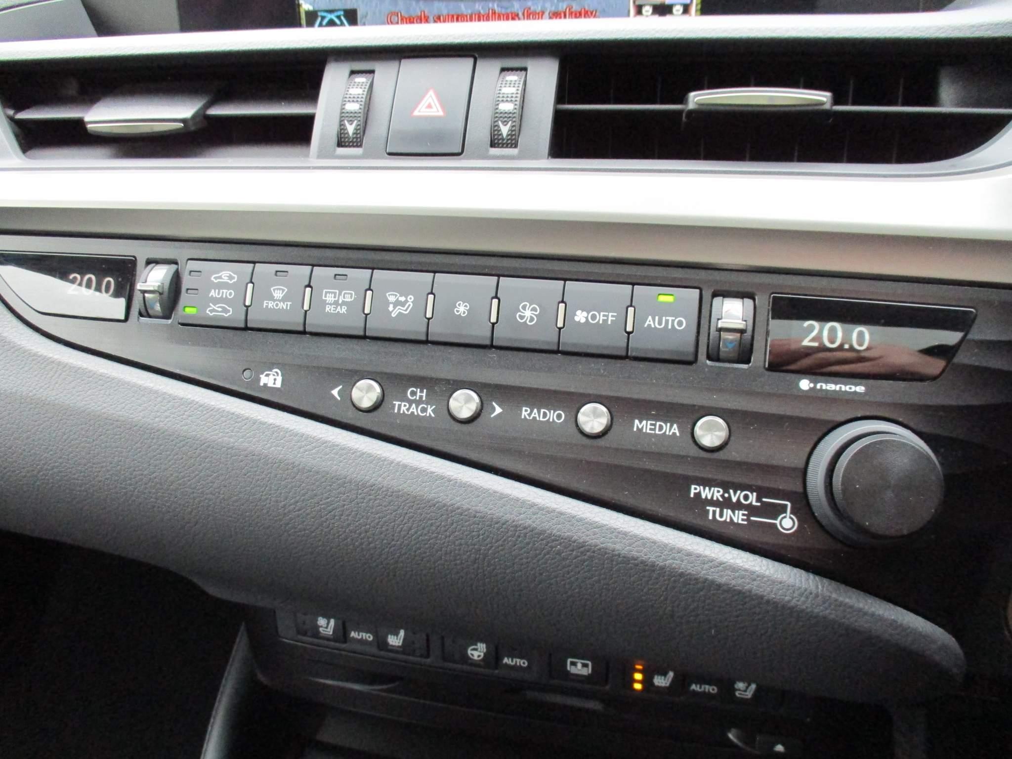 Lexus ES 300h Image 28