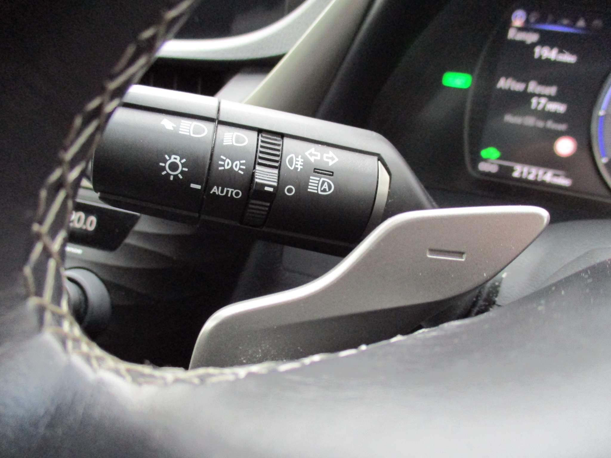 Lexus ES Self-Charging Hybrid Image 32