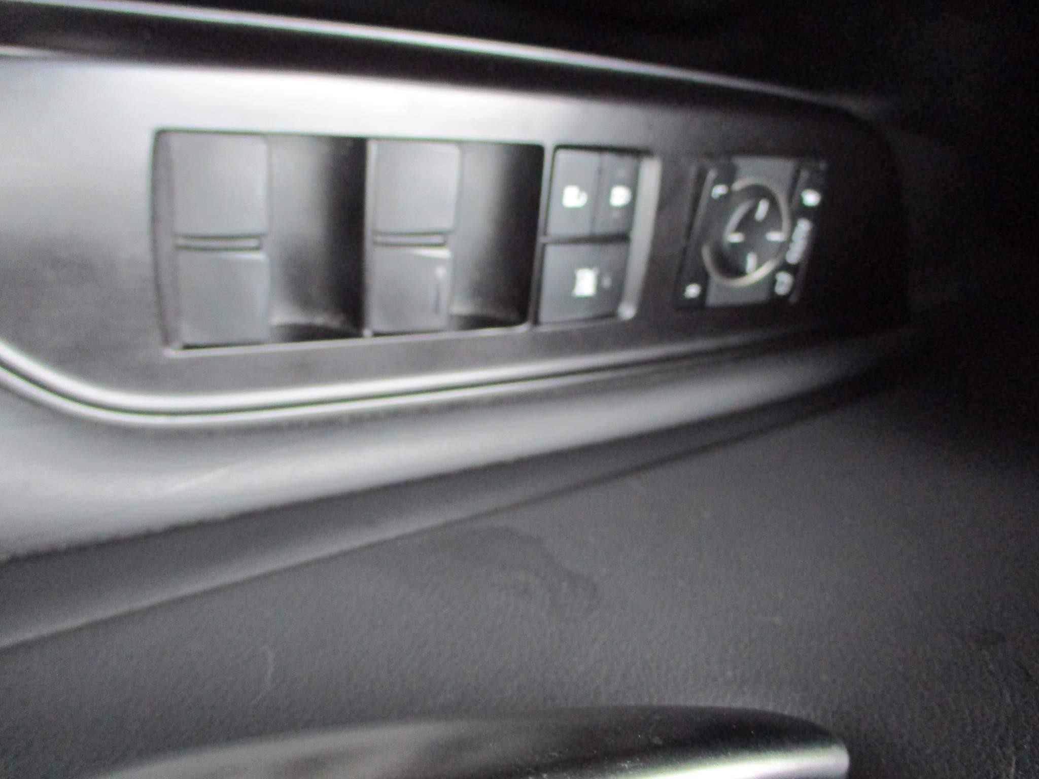 Lexus ES Self-Charging Hybrid Image 37