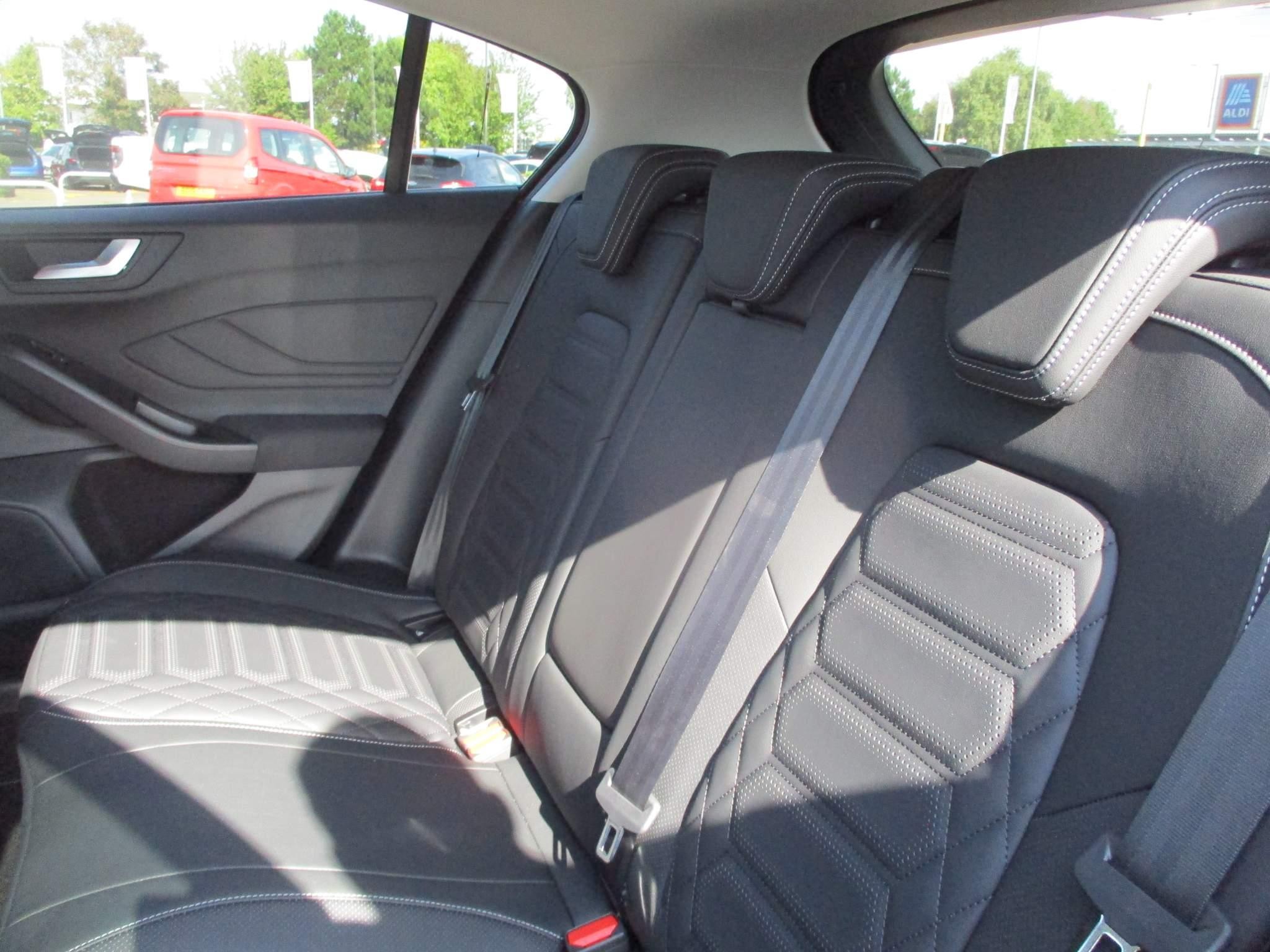 Ford Focus Image 11