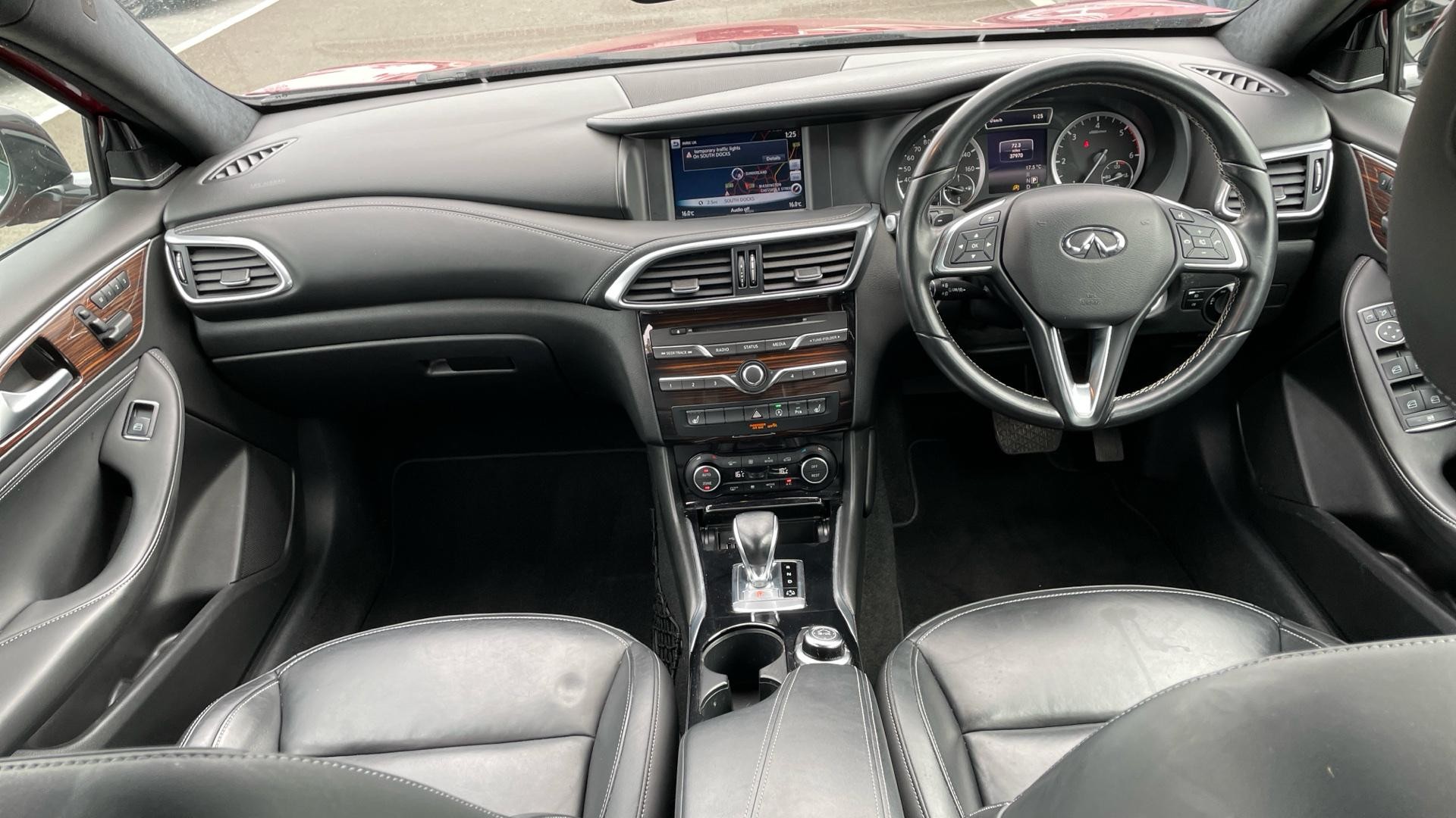 Infiniti Q30 Image 20