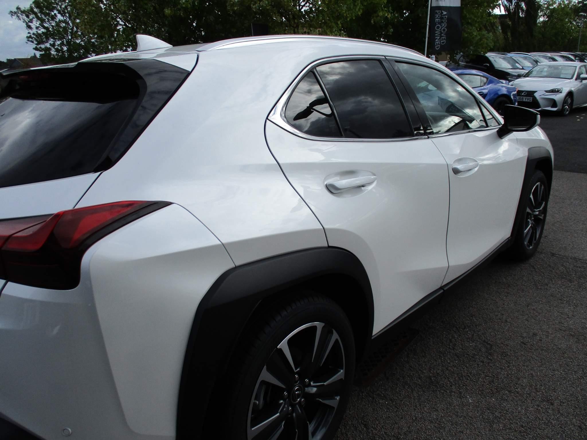 Lexus UX 250h Image 40