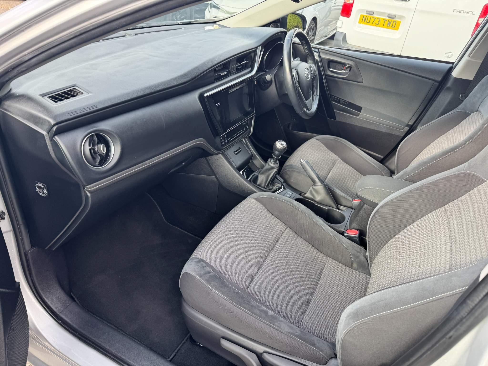 Toyota Auris Image 12