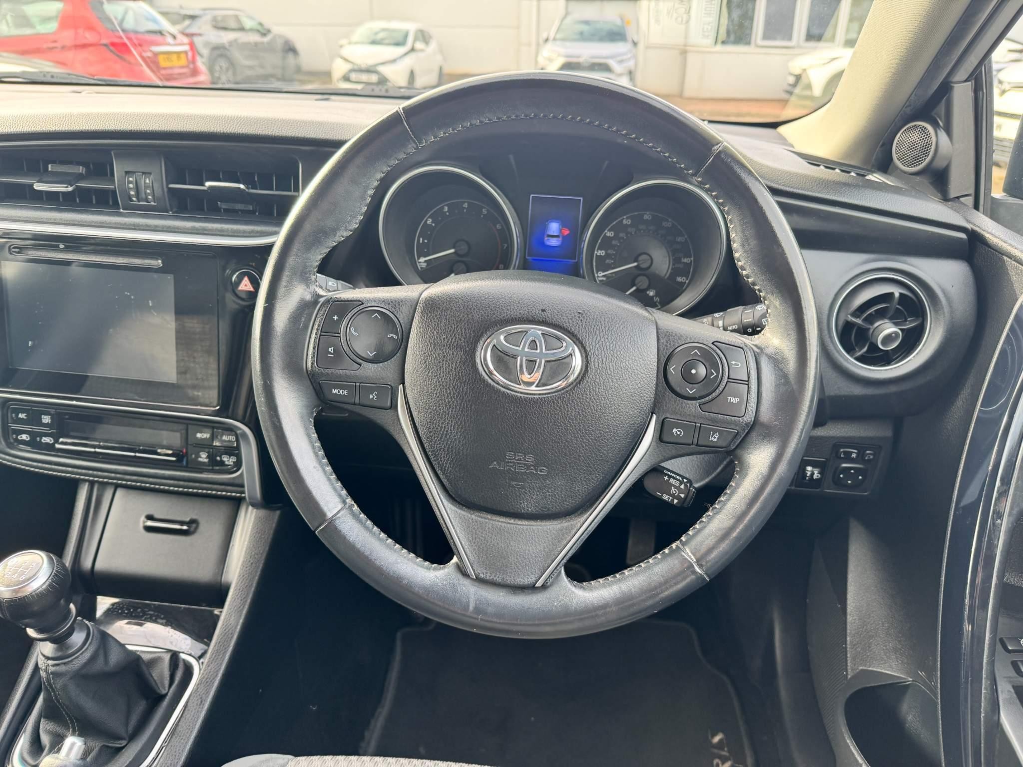 Toyota Auris Image 15