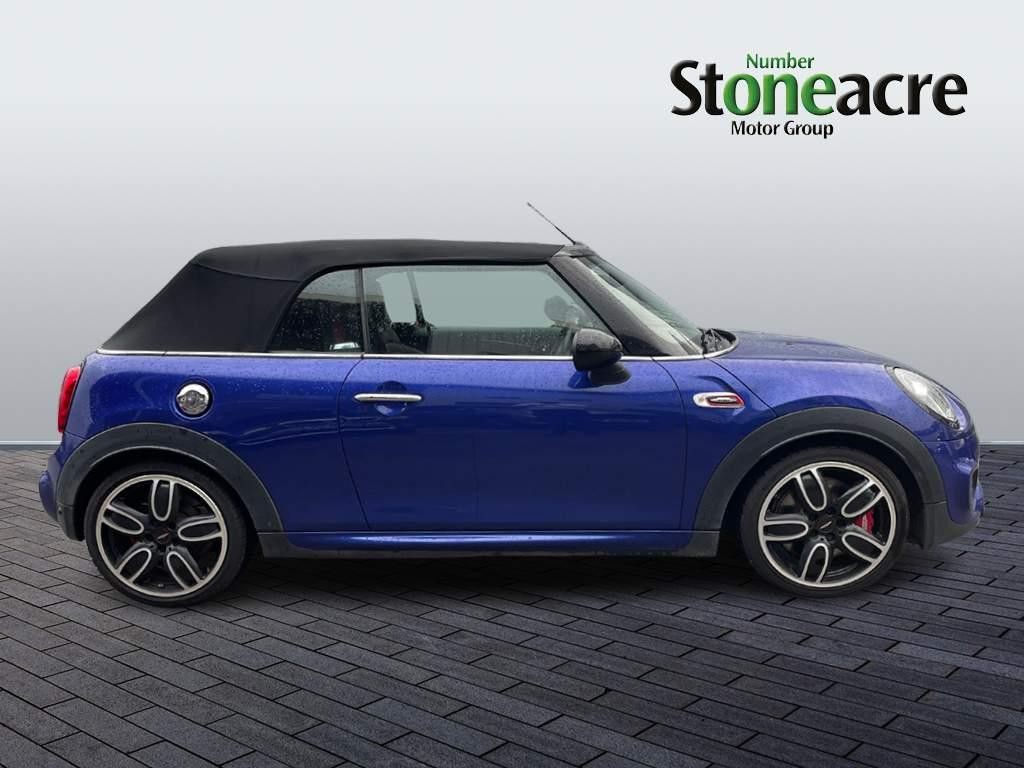 MINI Convertible Image 2