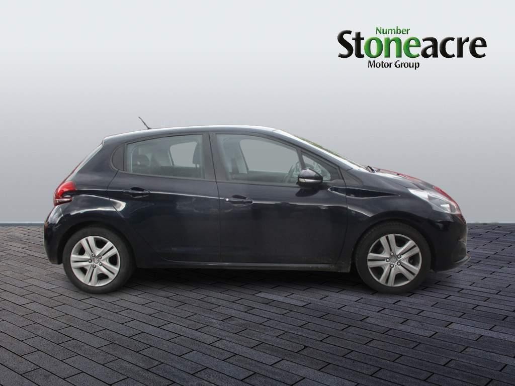 Peugeot 208 Image 2