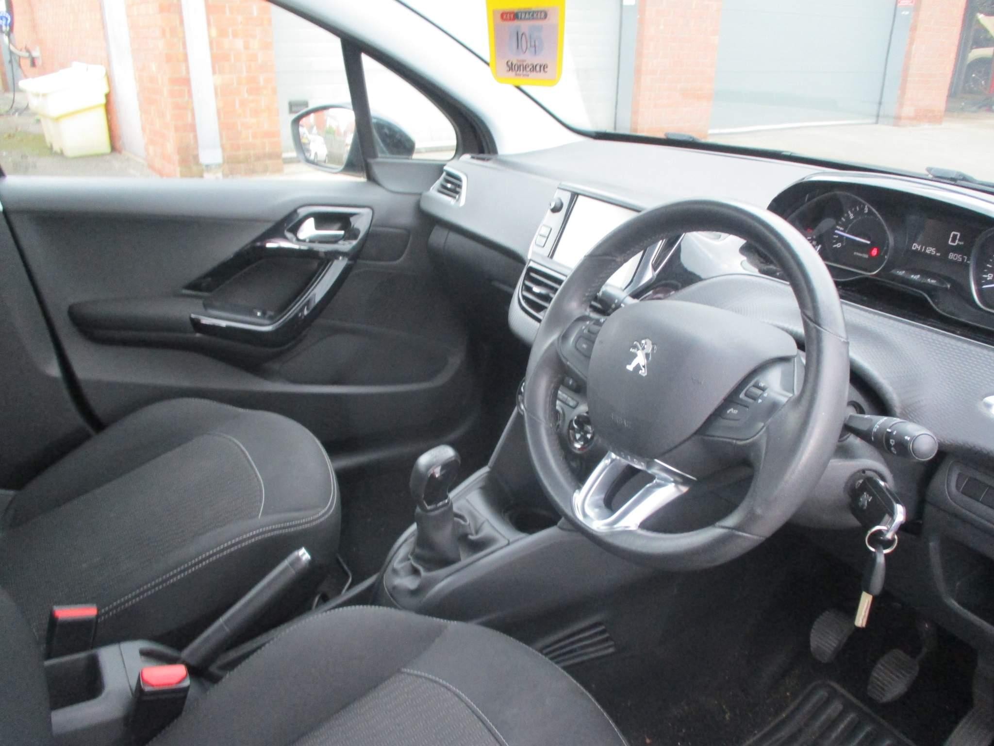 Peugeot 208 Image 9