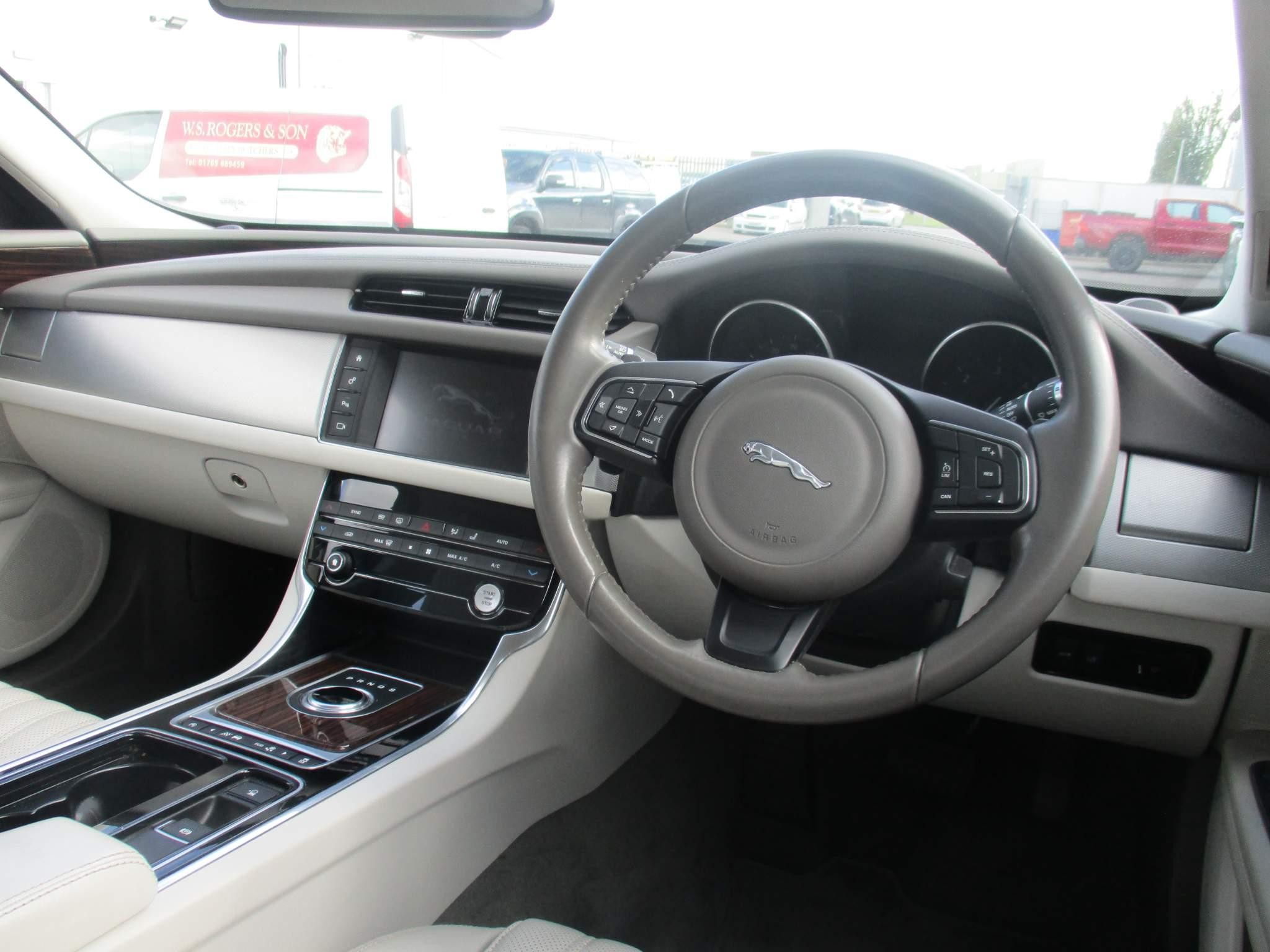 Jaguar XF Image 19