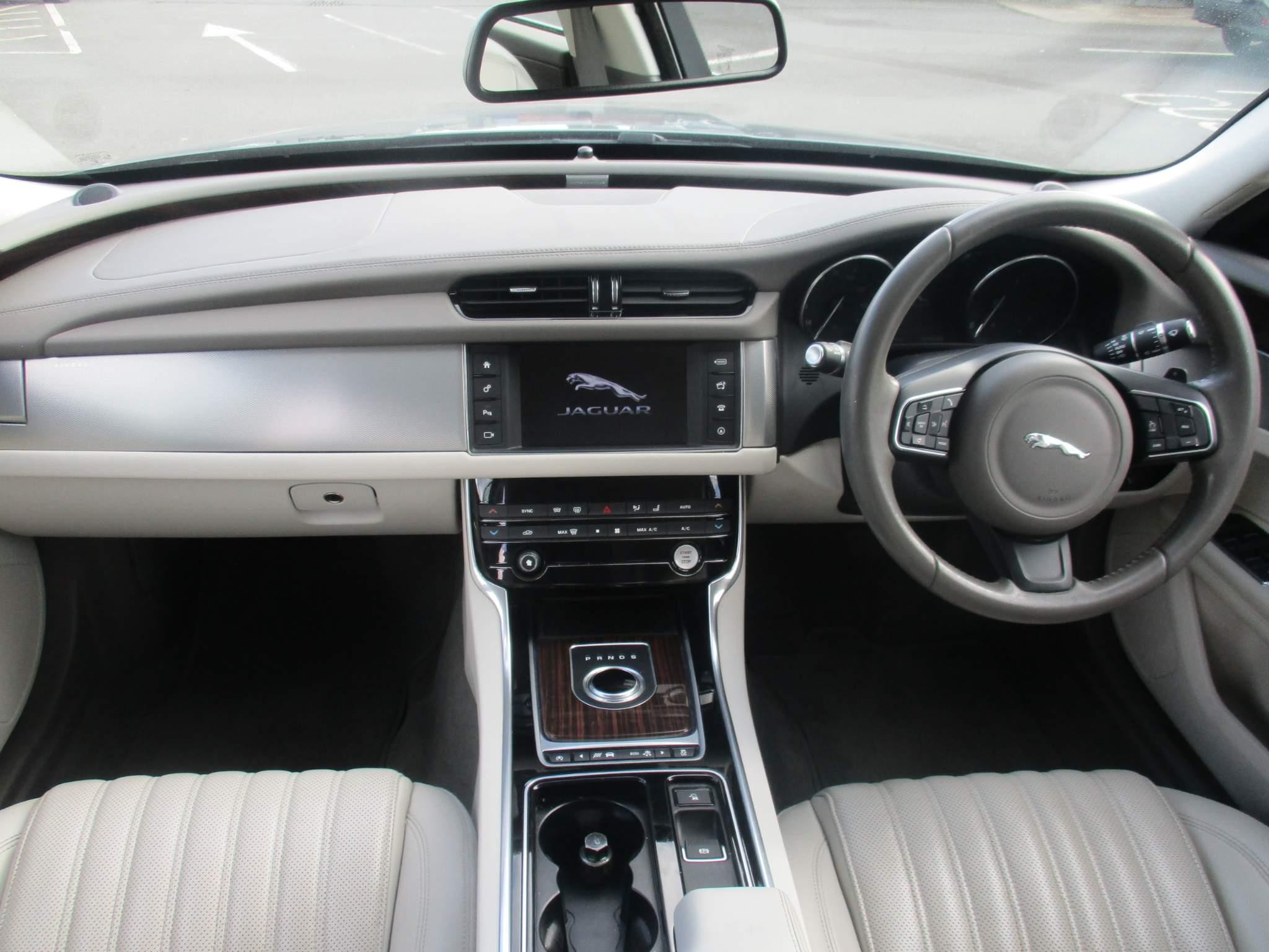 Jaguar XF Image 21