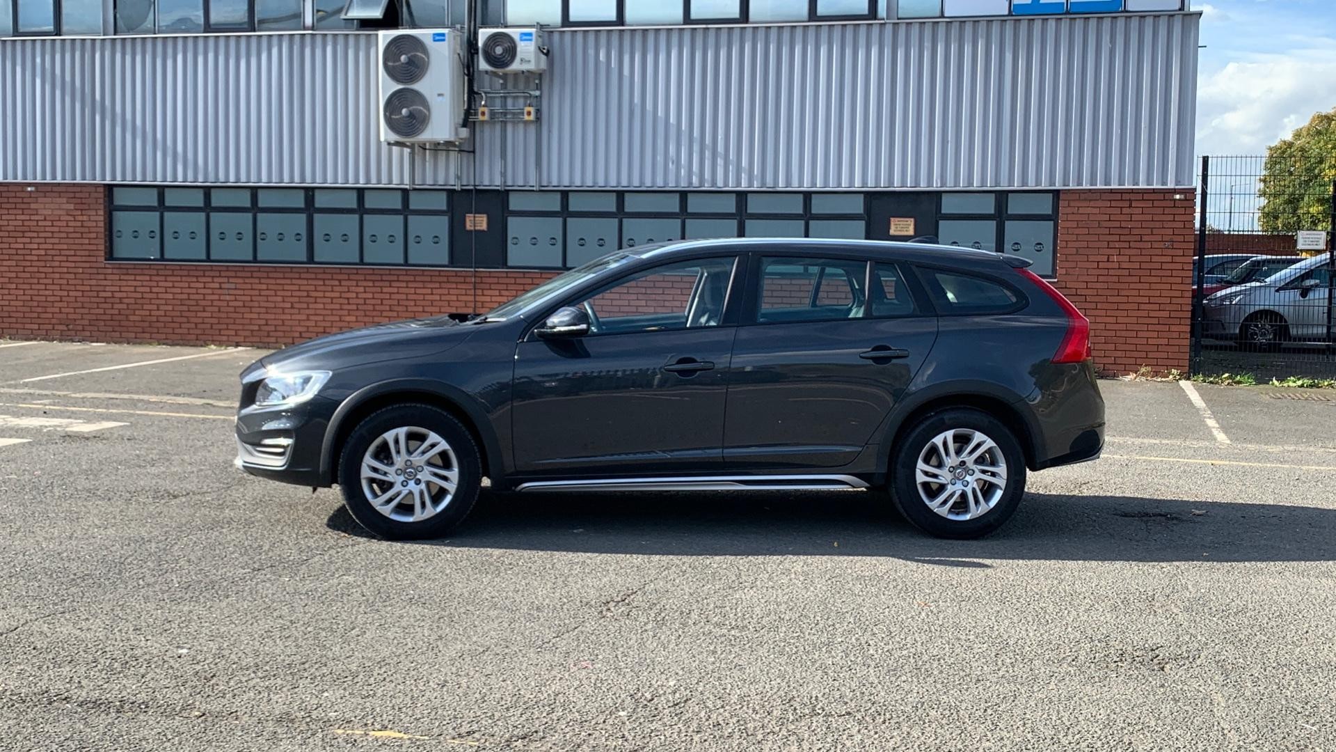 Volvo V60 Cross Country Image 8