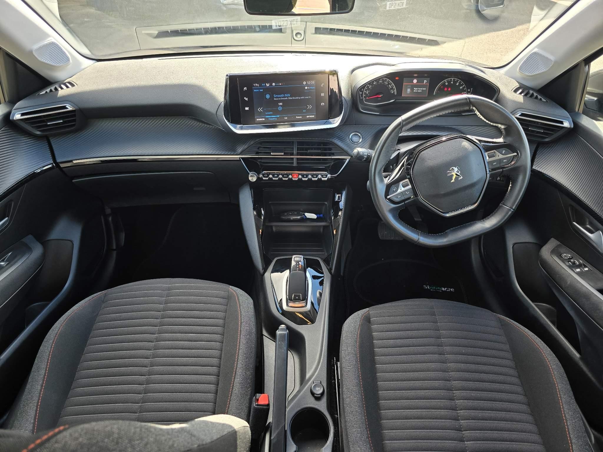 Peugeot 208 Image 12