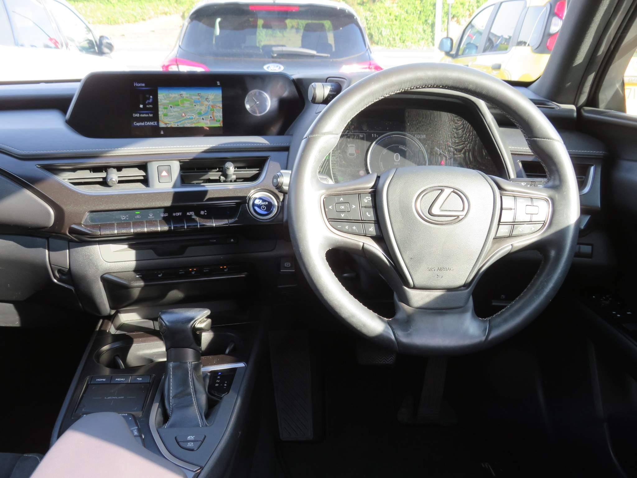 Lexus UX 250h Image 14