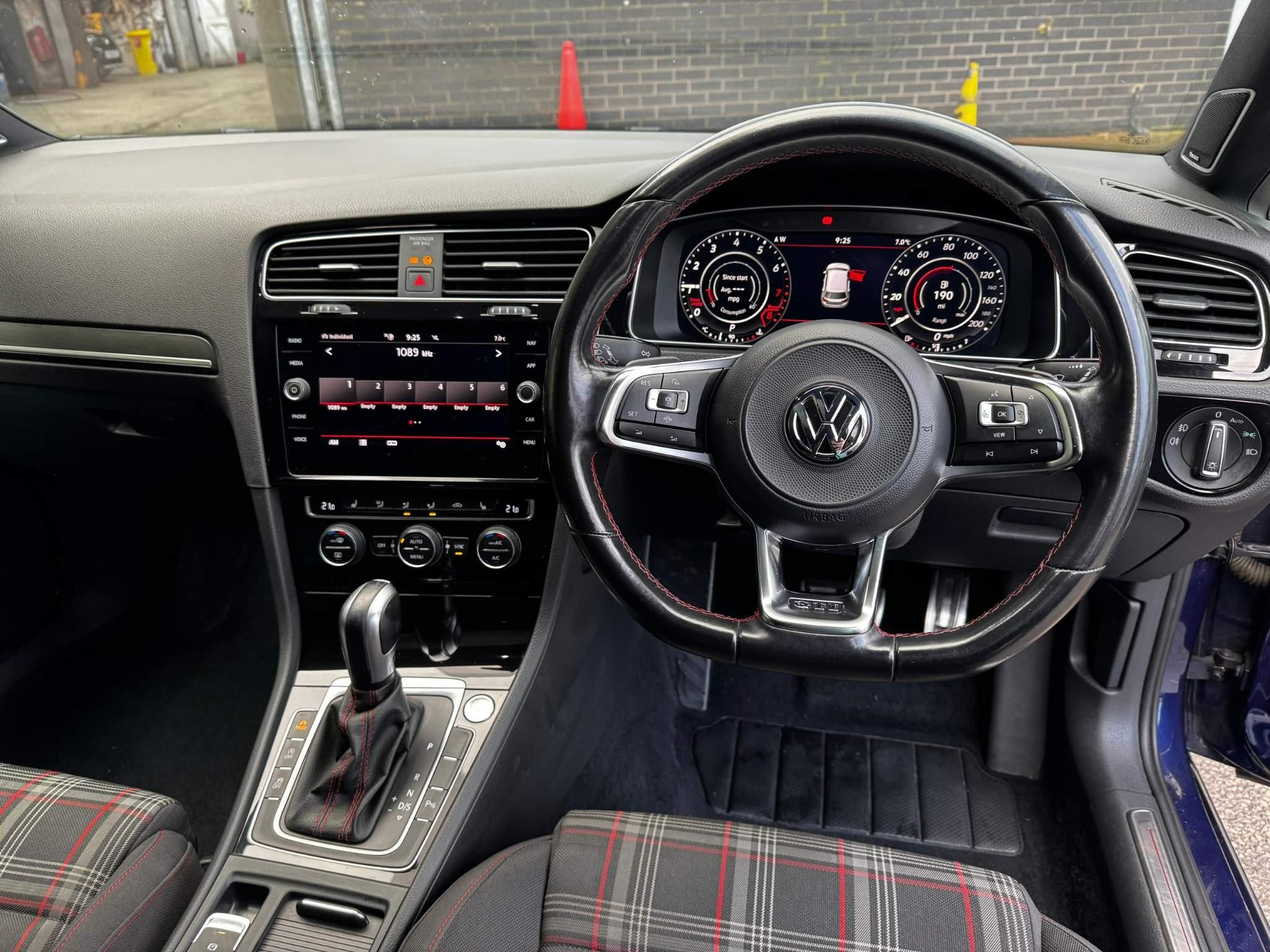 Volkswagen Golf Image 10