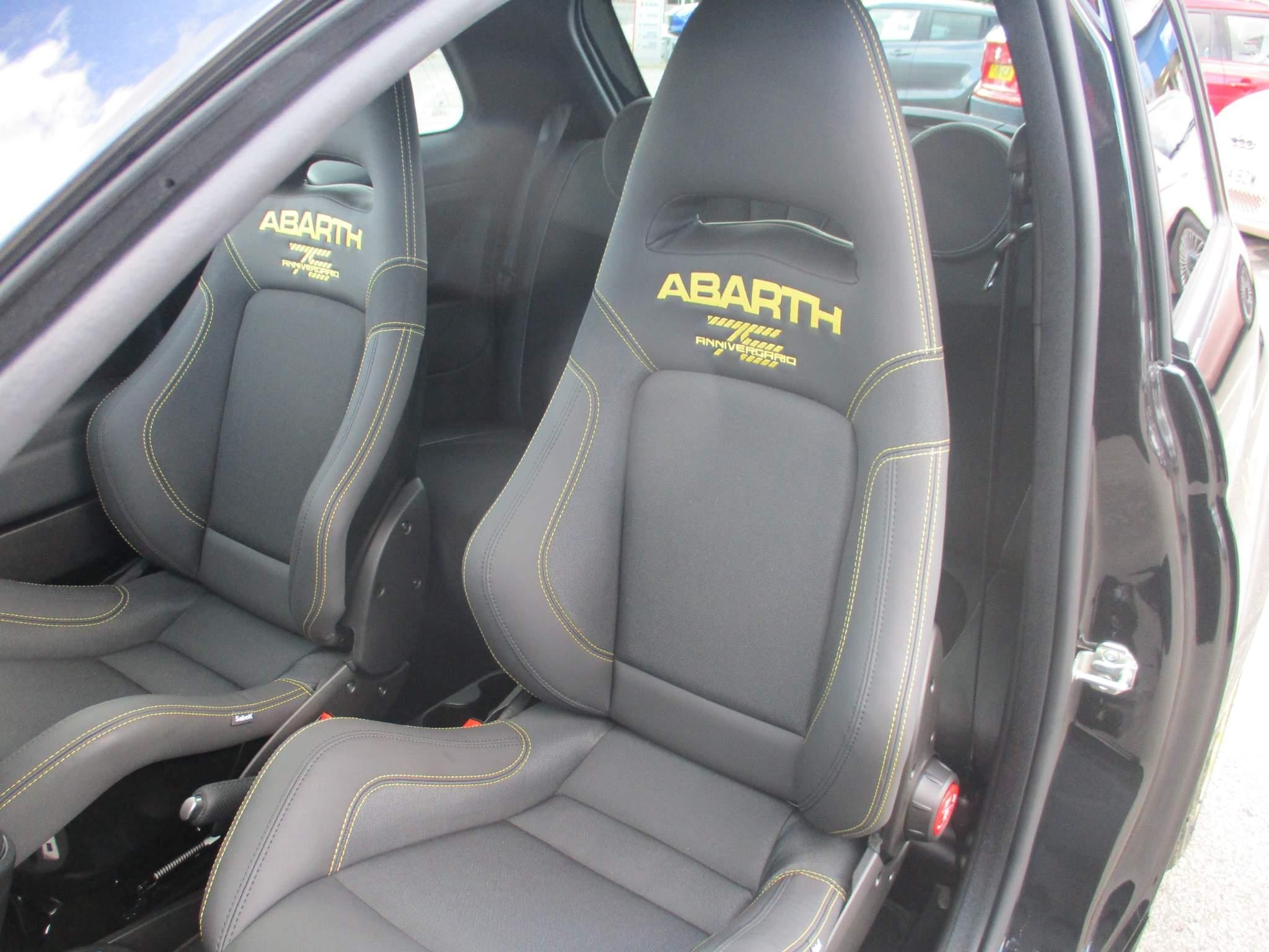 Abarth 695 Image 12