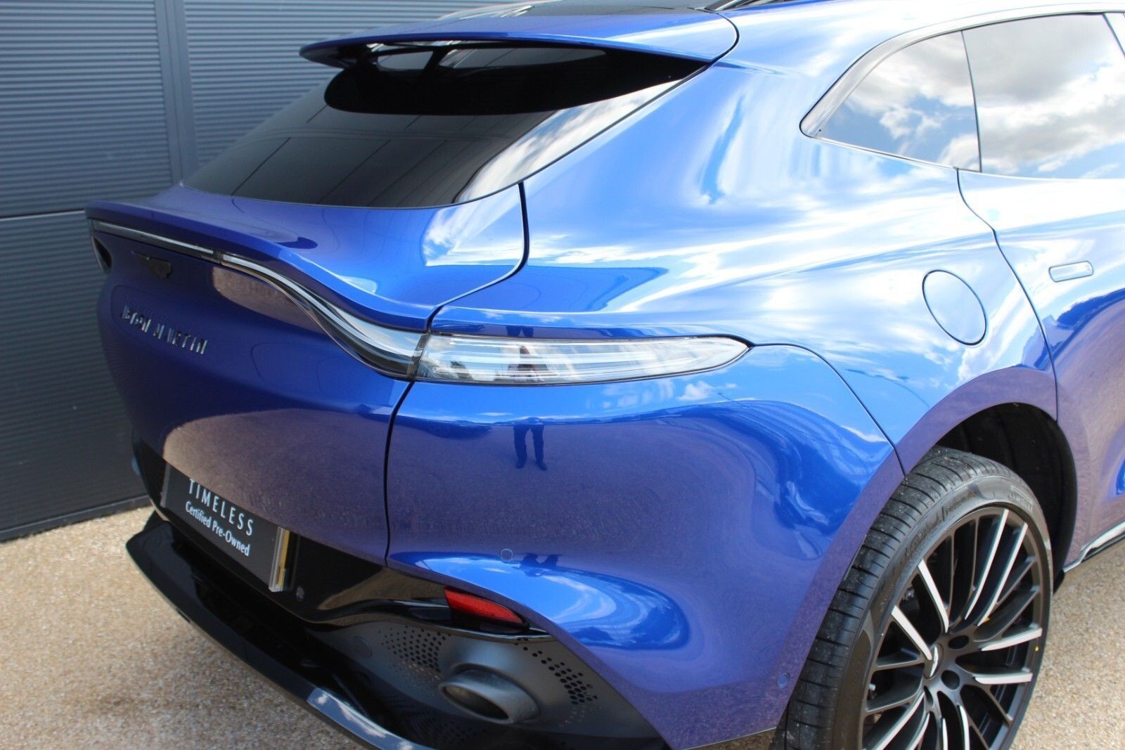 Aston Martin DBX Image 8