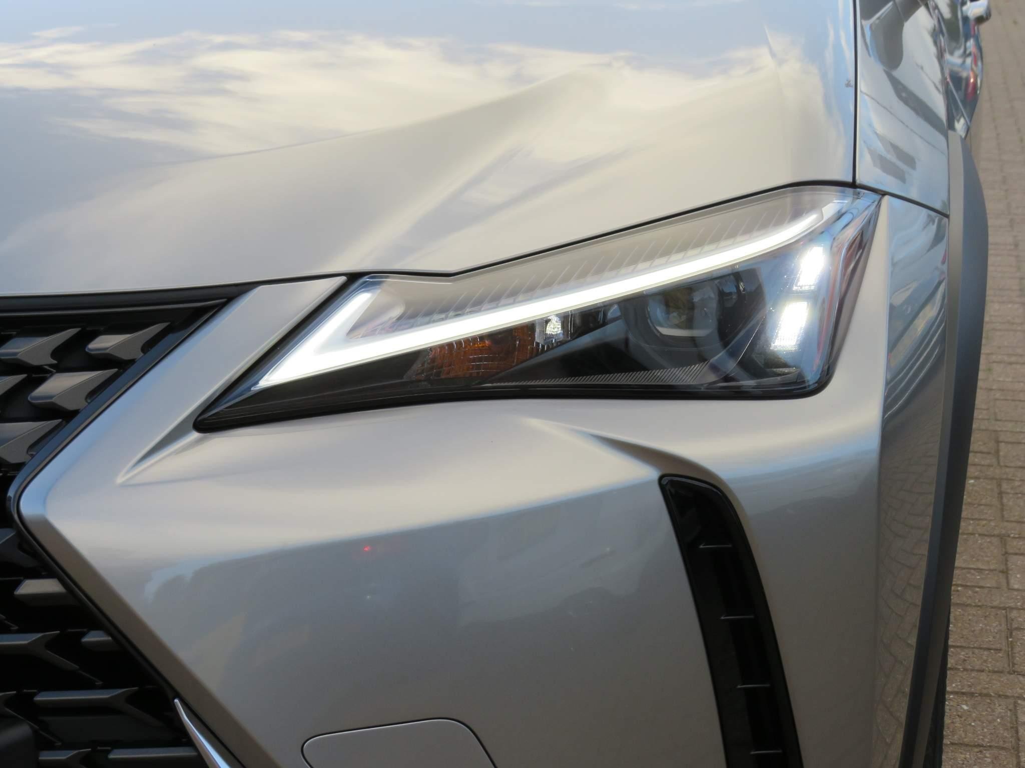 Lexus UX 250h Image 42