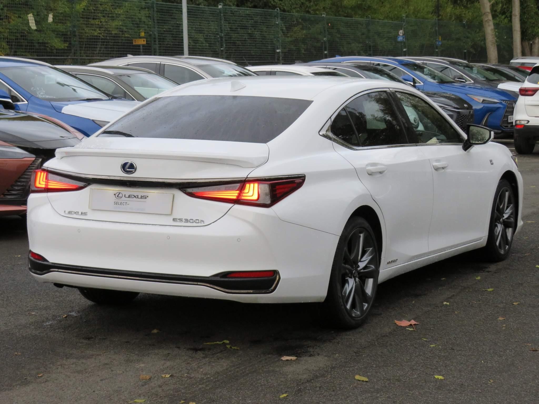 Lexus ES Image 5